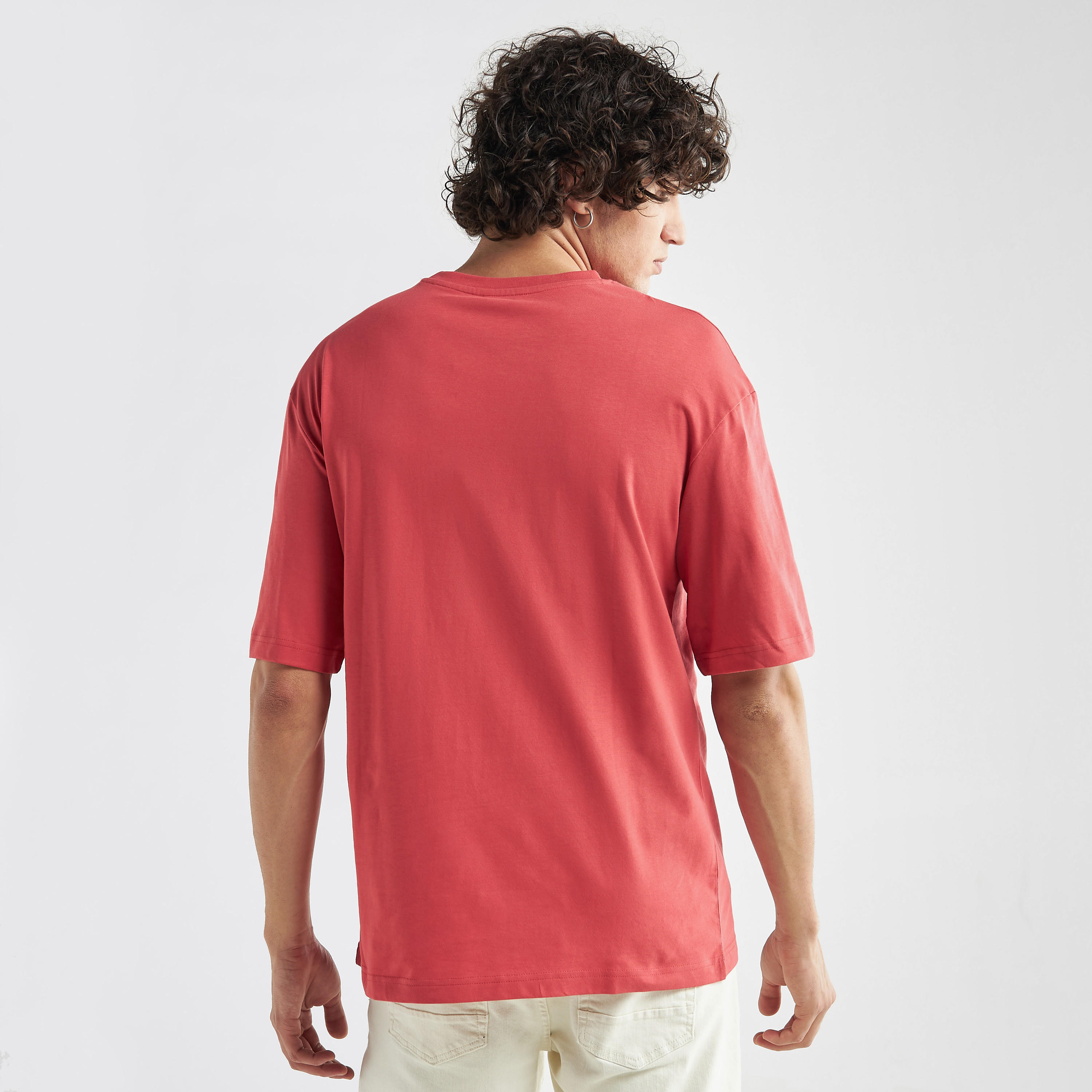 تيشيرت فضفاض بياقة ضيّقة وأكمام قصيرة وطبعات-men-clothing-tshirtsandpolos-tshirts-image-3