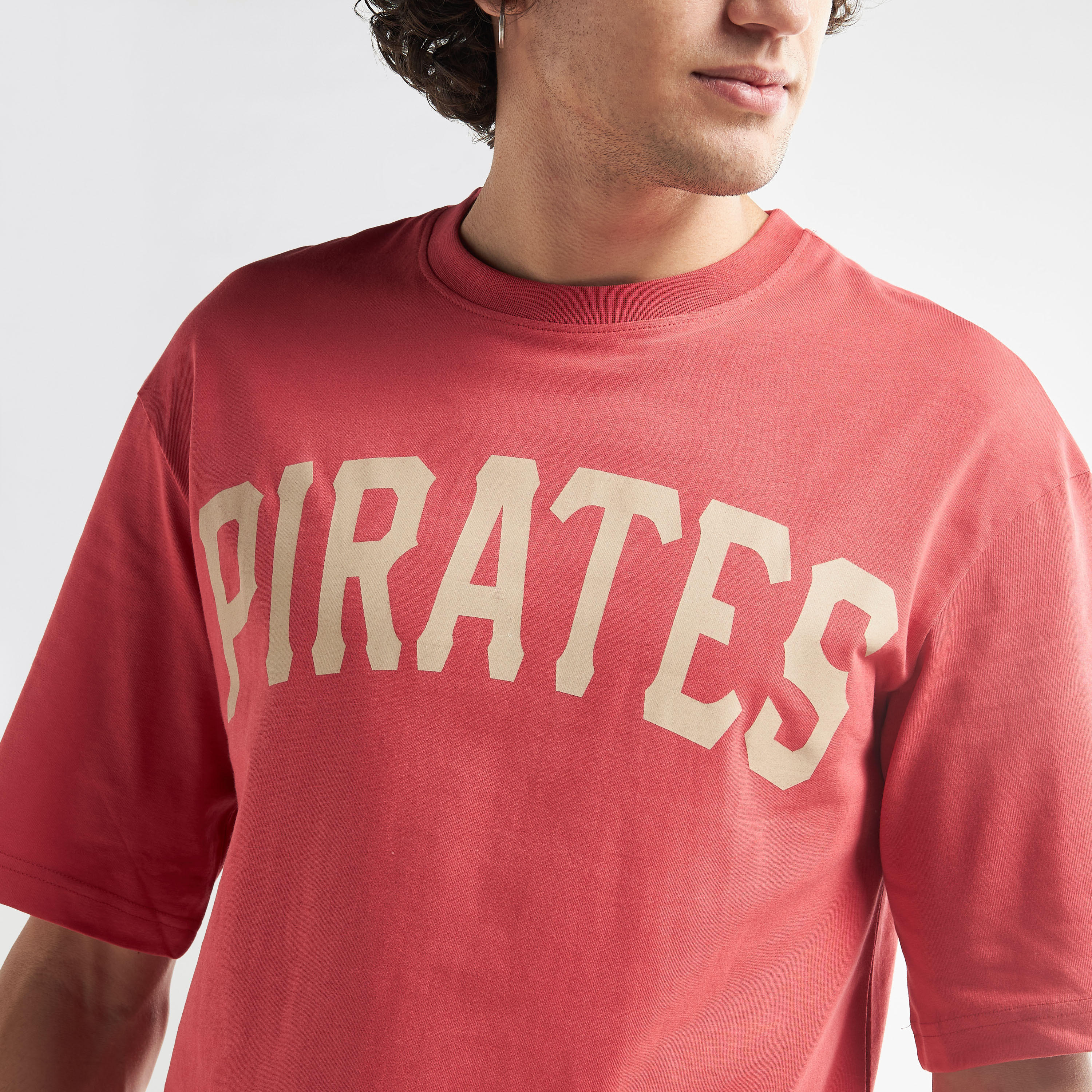 تيشيرت فضفاض بياقة ضيّقة وأكمام قصيرة وطبعات-men-clothing-tshirtsandpolos-tshirts-image-4