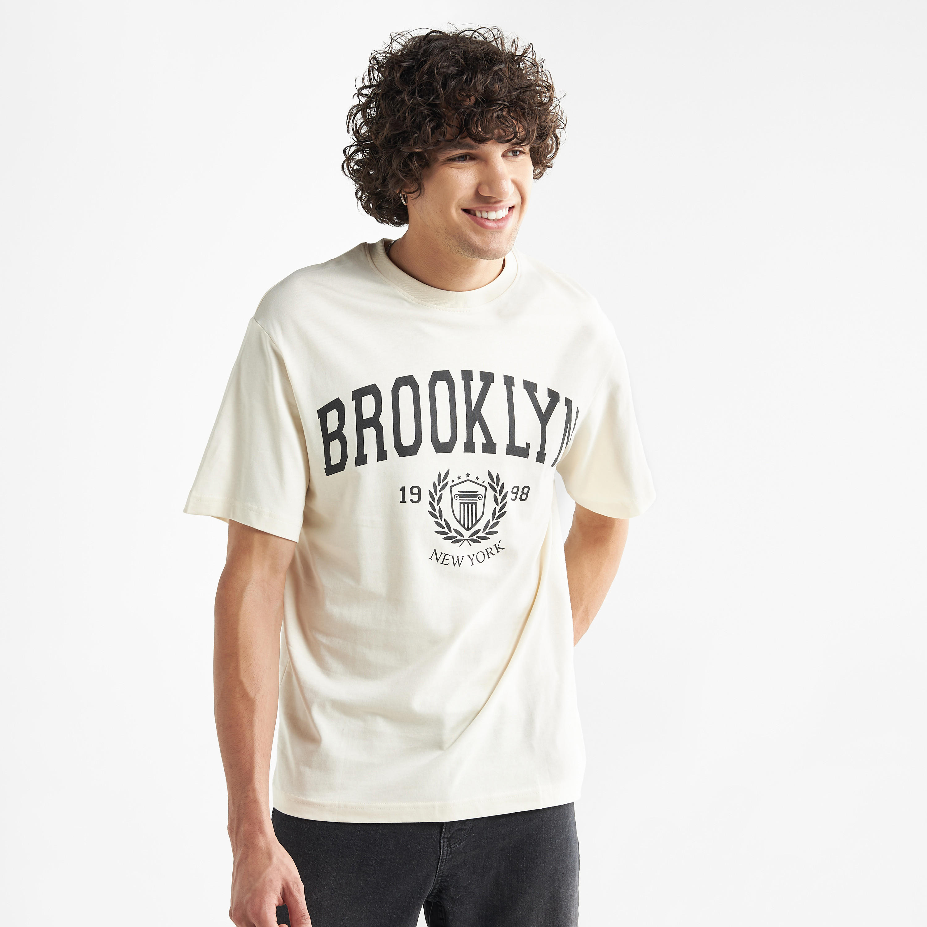 تيشيرت فضفاض بياقة ضيّقة وأكمام قصيرة وطبعات-men-clothing-tshirtsandpolos-tshirts-image-1