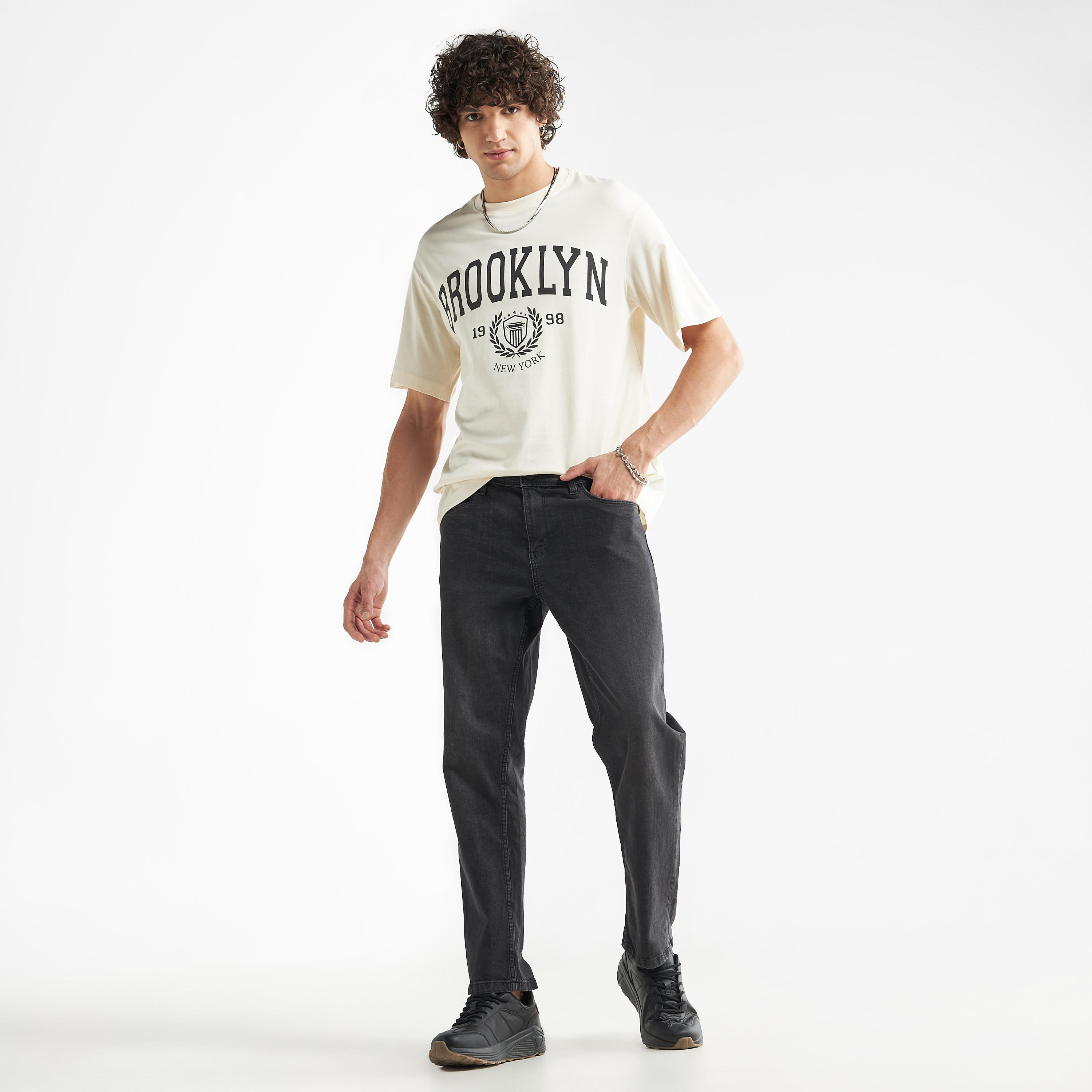 تيشيرت فضفاض بياقة ضيّقة وأكمام قصيرة وطبعات-men-clothing-tshirtsandpolos-tshirts-image-2