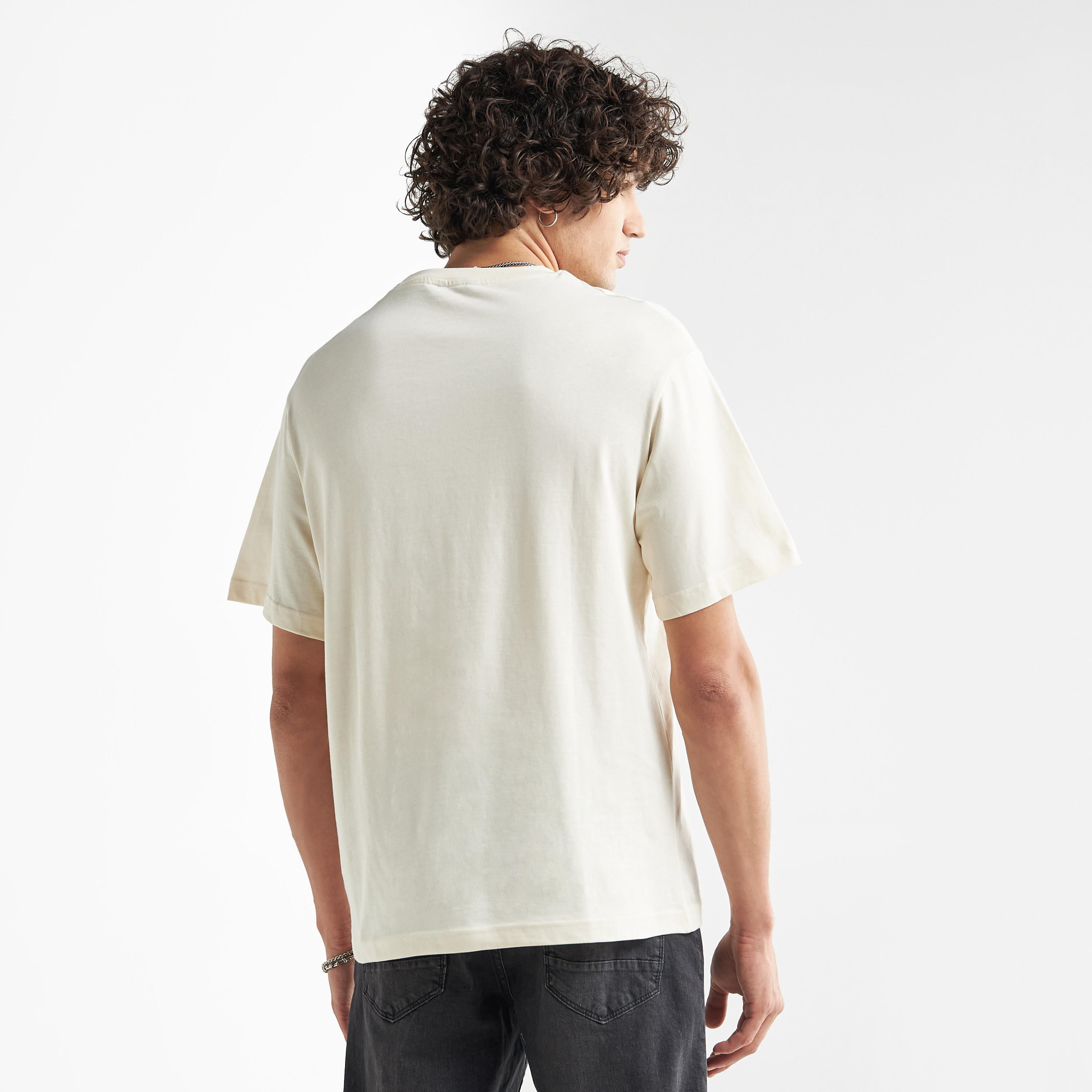 تيشيرت فضفاض بياقة ضيّقة وأكمام قصيرة وطبعات-men-clothing-tshirtsandpolos-tshirts-image-3
