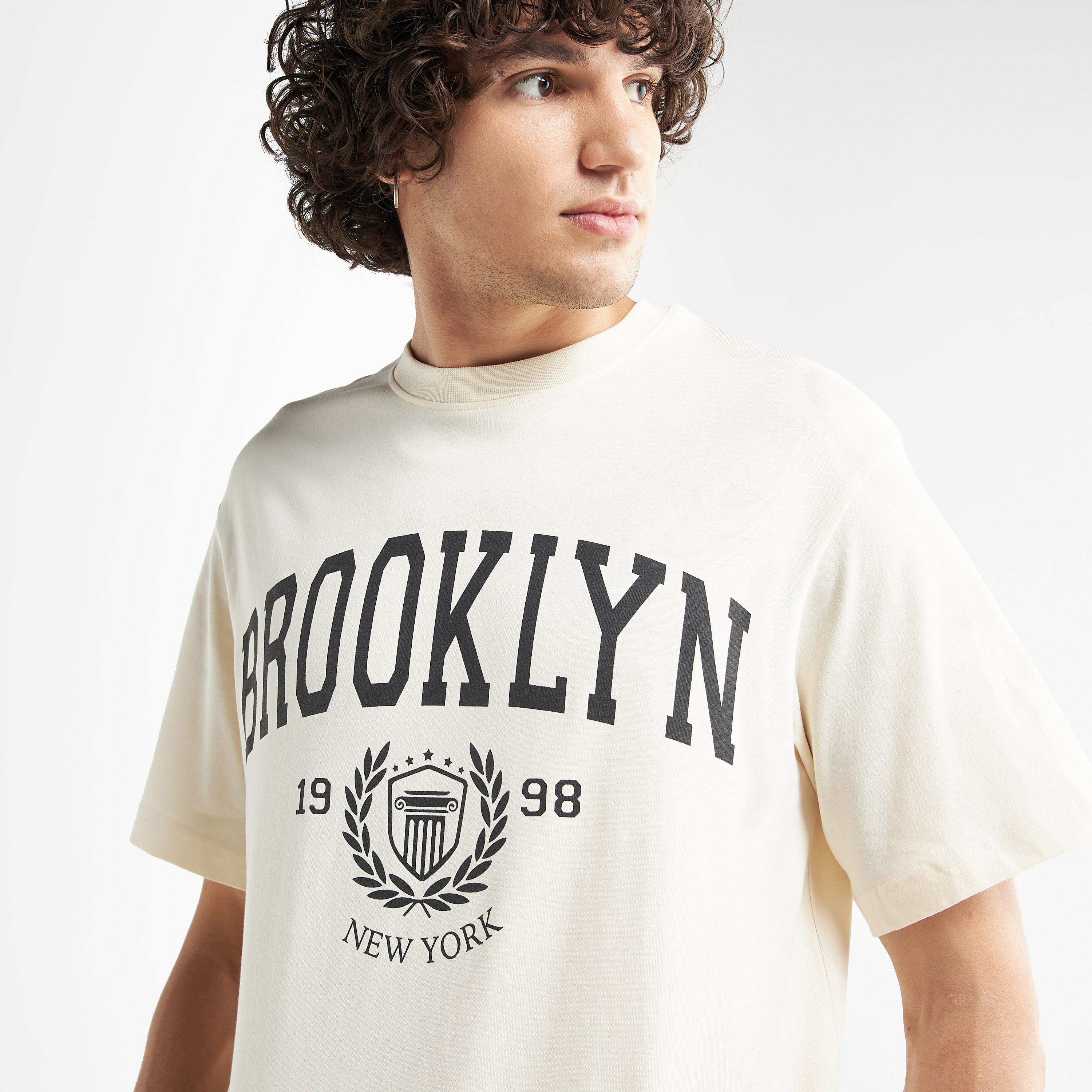 تيشيرت فضفاض بياقة ضيّقة وأكمام قصيرة وطبعات-men-clothing-tshirtsandpolos-tshirts-image-4