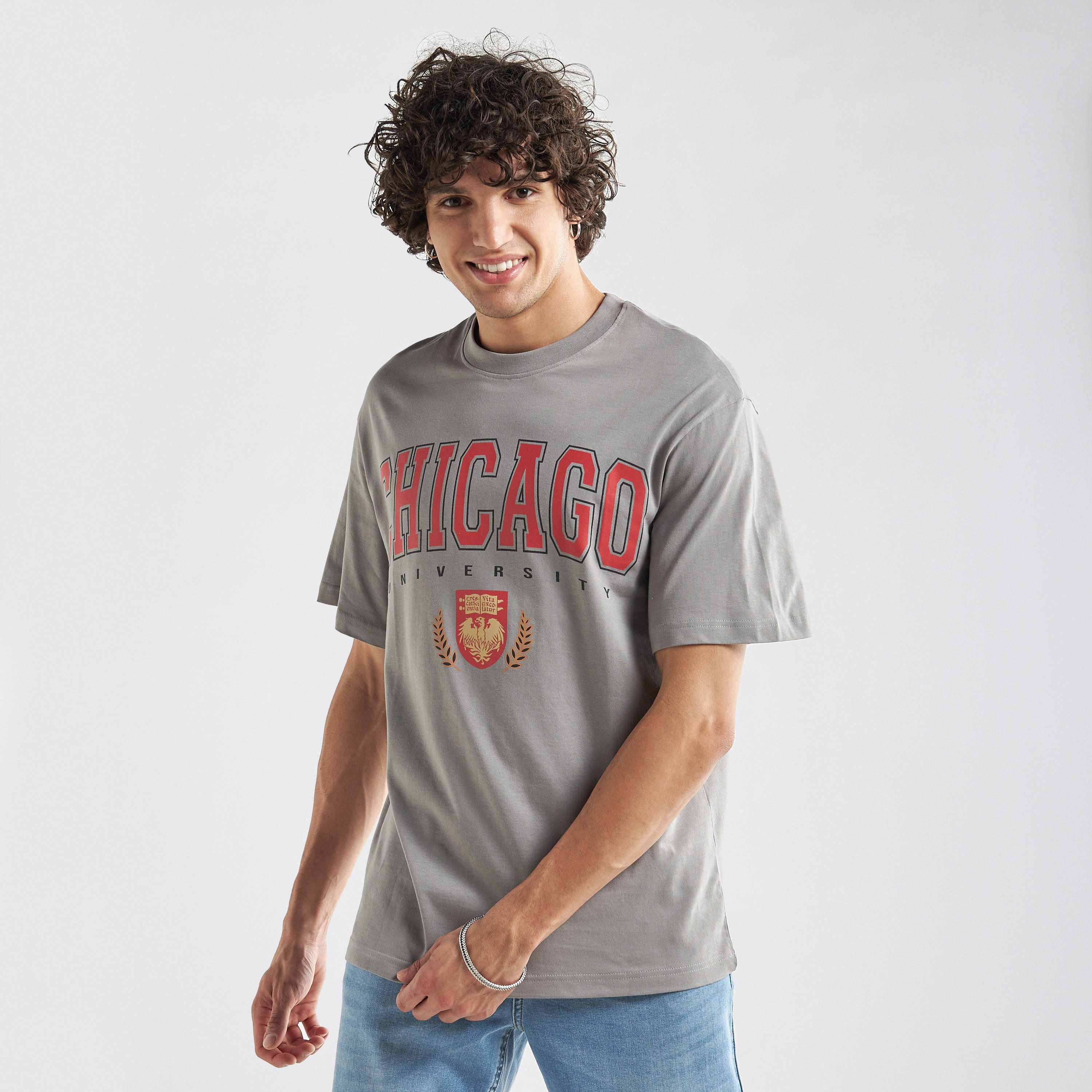 تيشيرت فضفاض بياقة ضيّقة وأكمام قصيرة وطبعات-men-clothing-tshirtsandpolos-tshirts-image-1