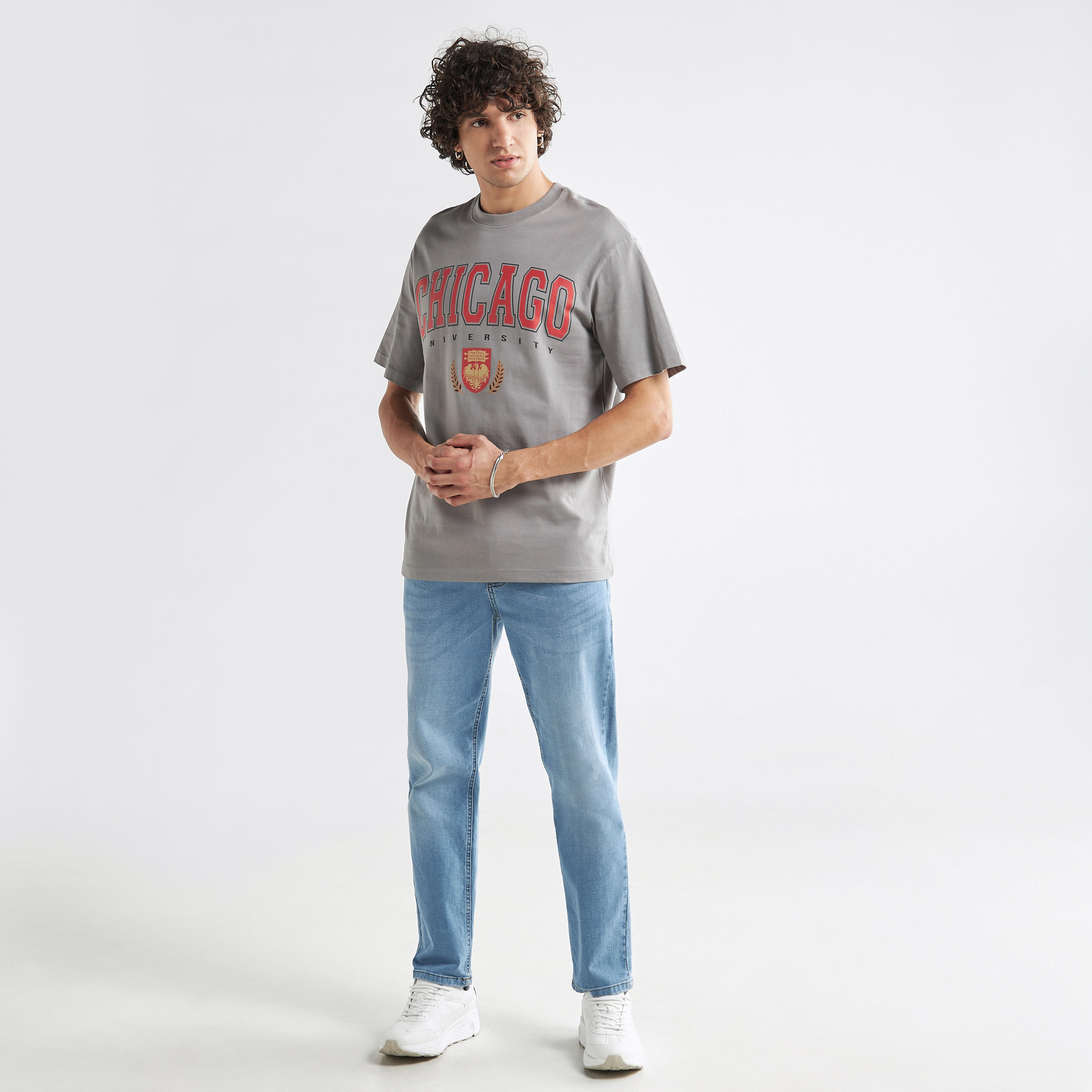 تيشيرت فضفاض بياقة ضيّقة وأكمام قصيرة وطبعات-men-clothing-tshirtsandpolos-tshirts-image-2