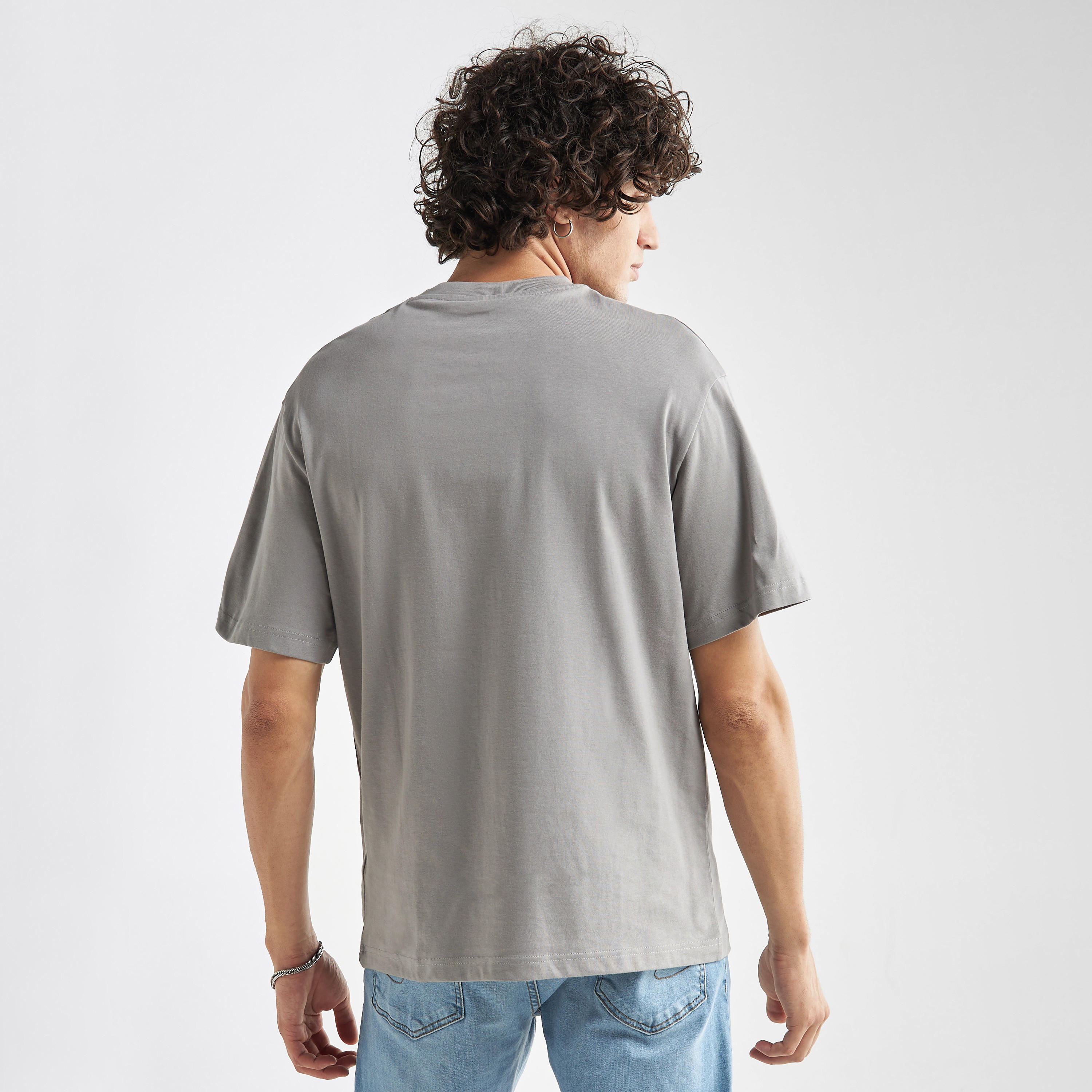 تيشيرت فضفاض بياقة ضيّقة وأكمام قصيرة وطبعات-men-clothing-tshirtsandpolos-tshirts-image-3