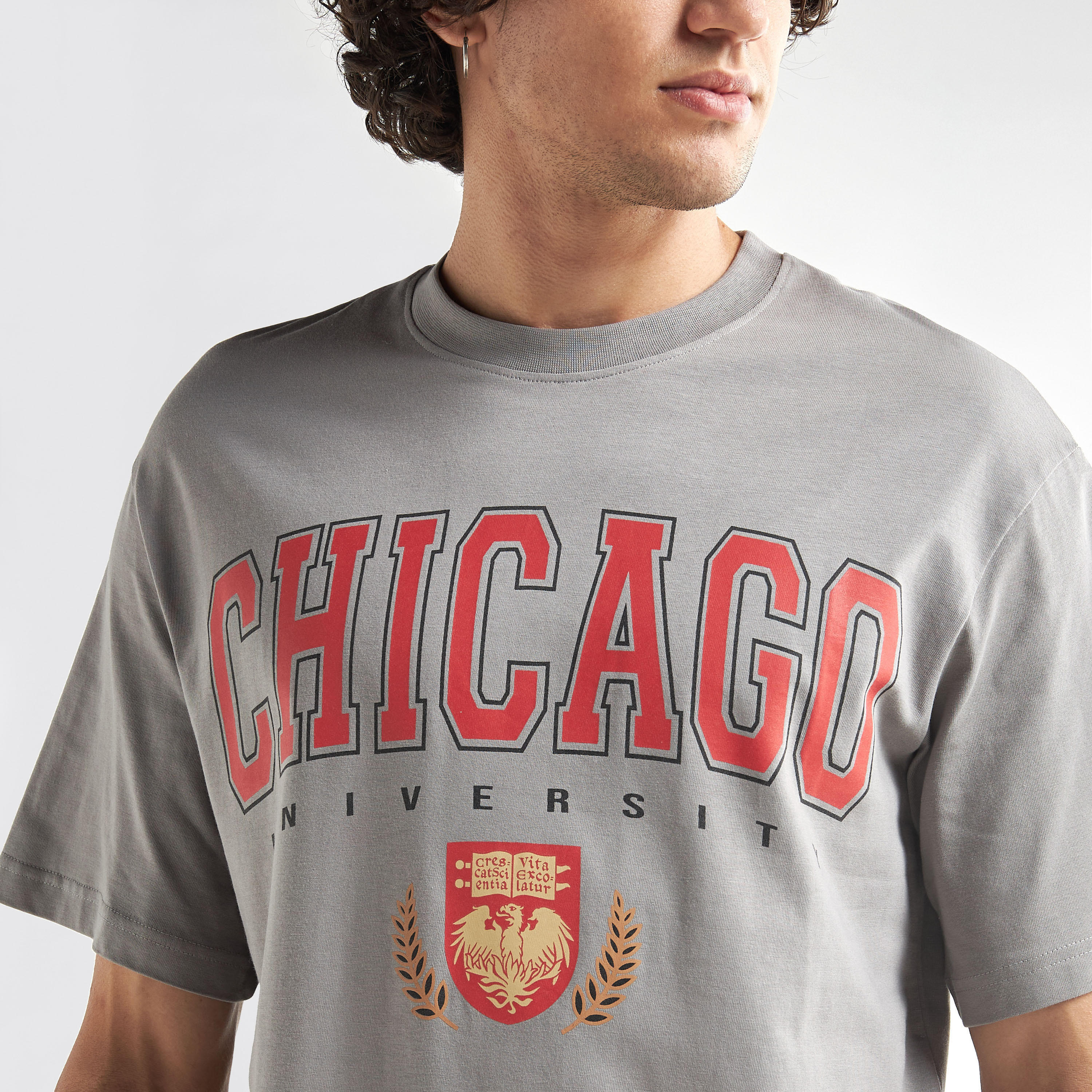 تيشيرت فضفاض بياقة ضيّقة وأكمام قصيرة وطبعات-men-clothing-tshirtsandpolos-tshirts-image-4