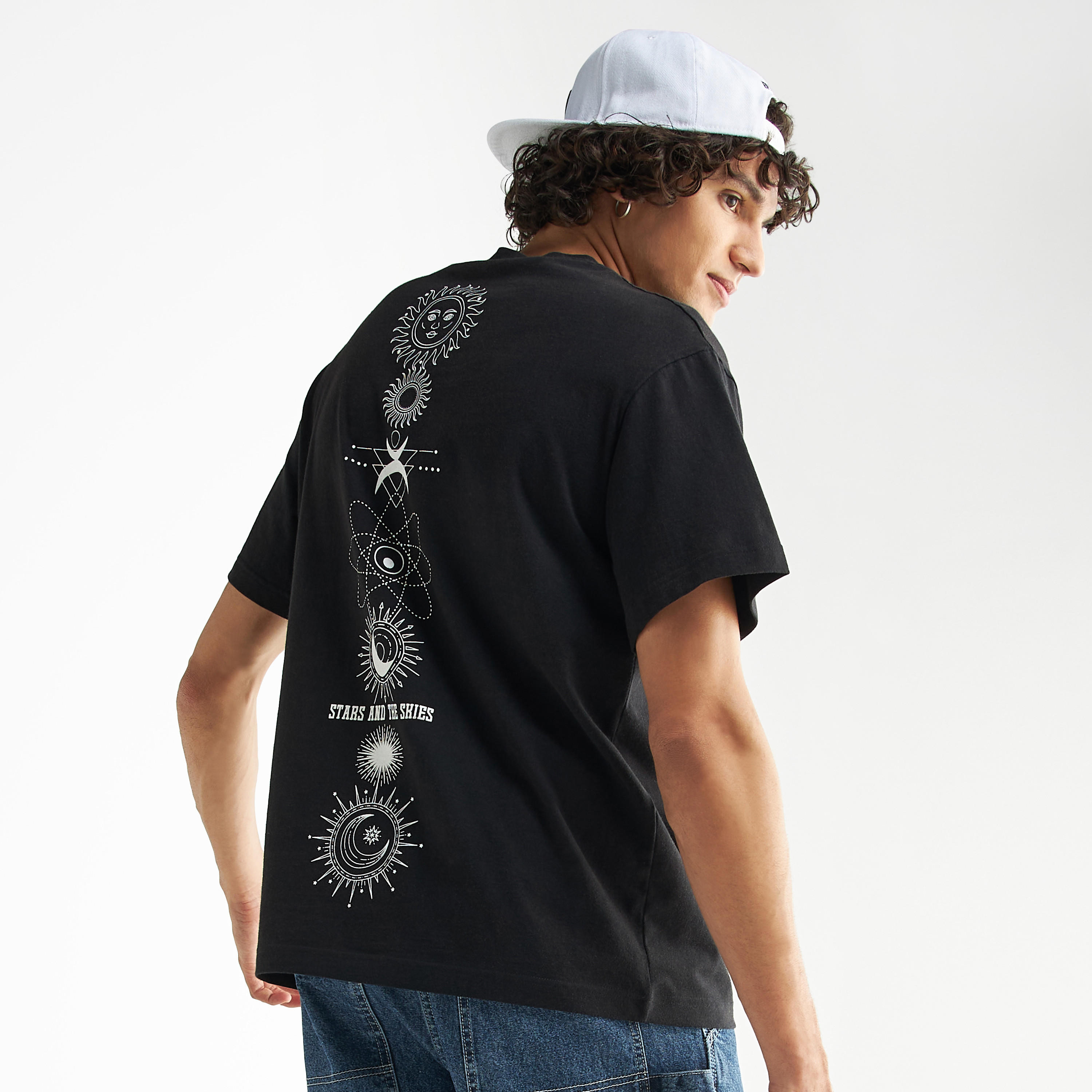 تيشيرت فضفاض بياقة ضيّقة وأكمام قصيرة وطبعات جرافيك-men-clothing-tshirtsandpolos-tshirts-image-1