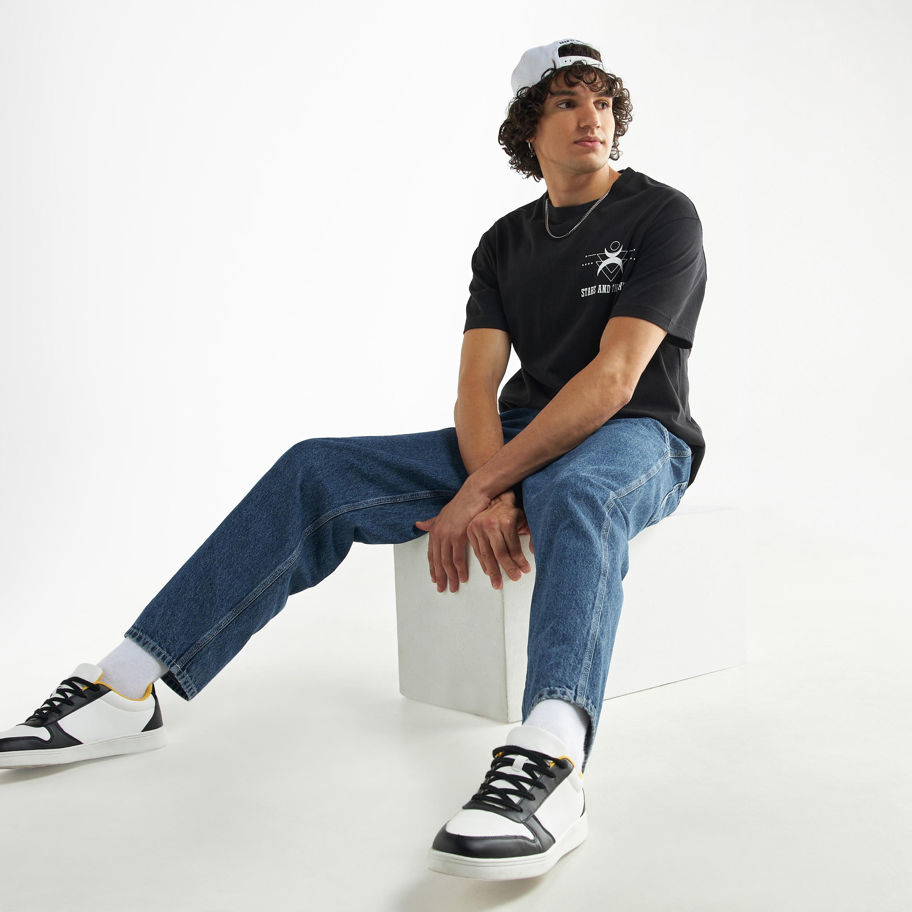 تيشيرت فضفاض بياقة ضيّقة وأكمام قصيرة وطبعات جرافيك-men-clothing-tshirtsandpolos-tshirts-image-2
