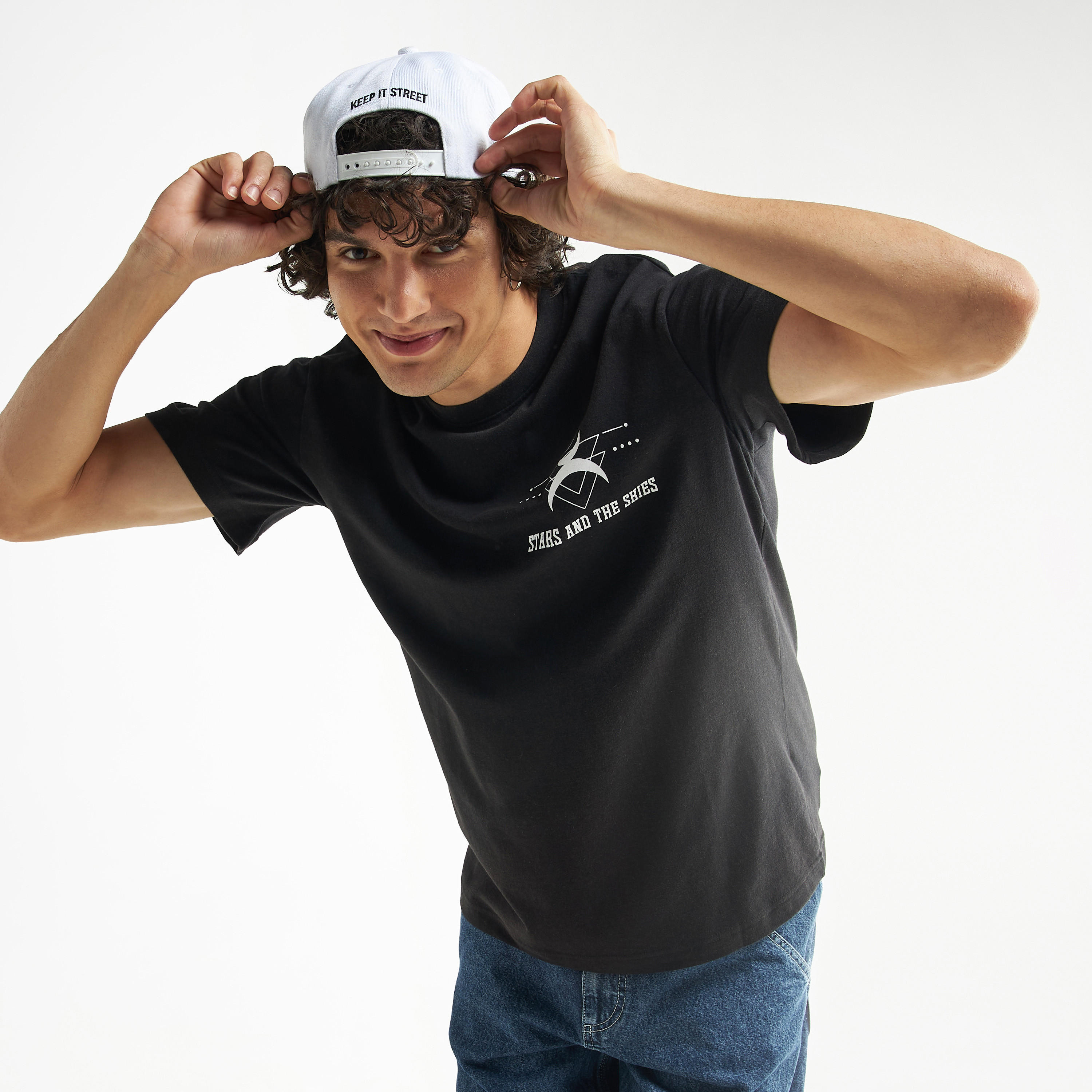 تيشيرت فضفاض بياقة ضيّقة وأكمام قصيرة وطبعات جرافيك-men-clothing-tshirtsandpolos-tshirts-image-3