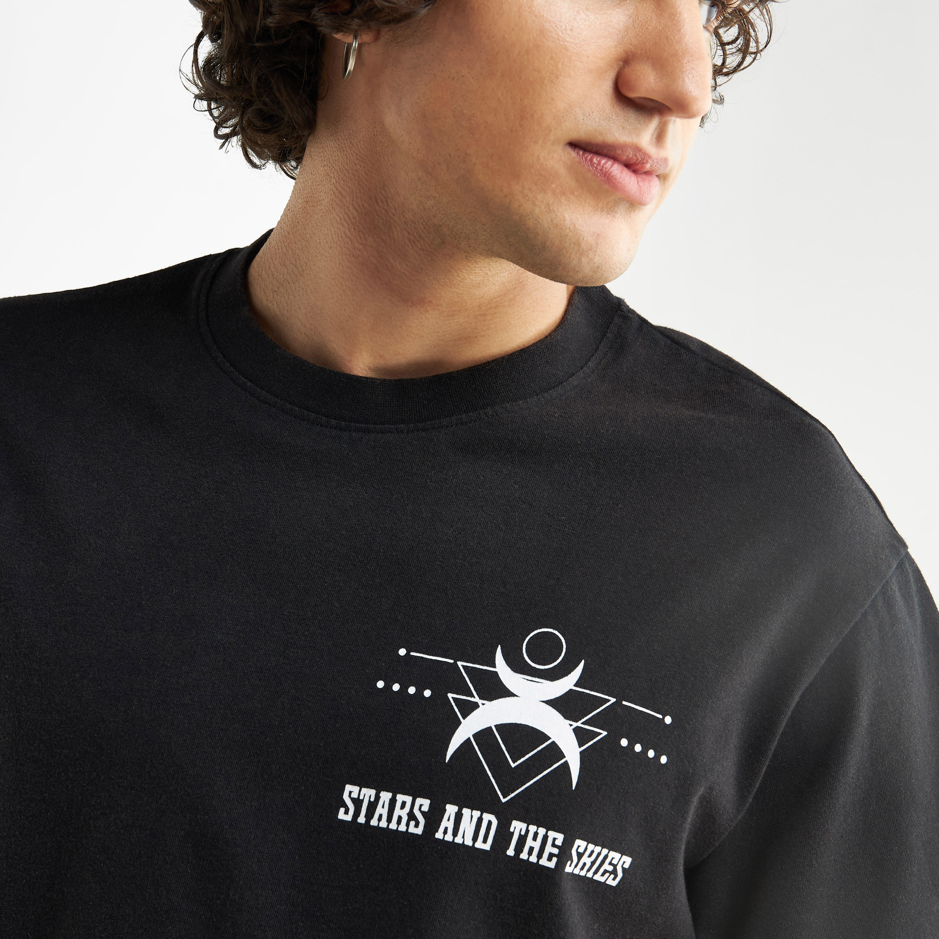 تيشيرت فضفاض بياقة ضيّقة وأكمام قصيرة وطبعات جرافيك-men-clothing-tshirtsandpolos-tshirts-image-4
