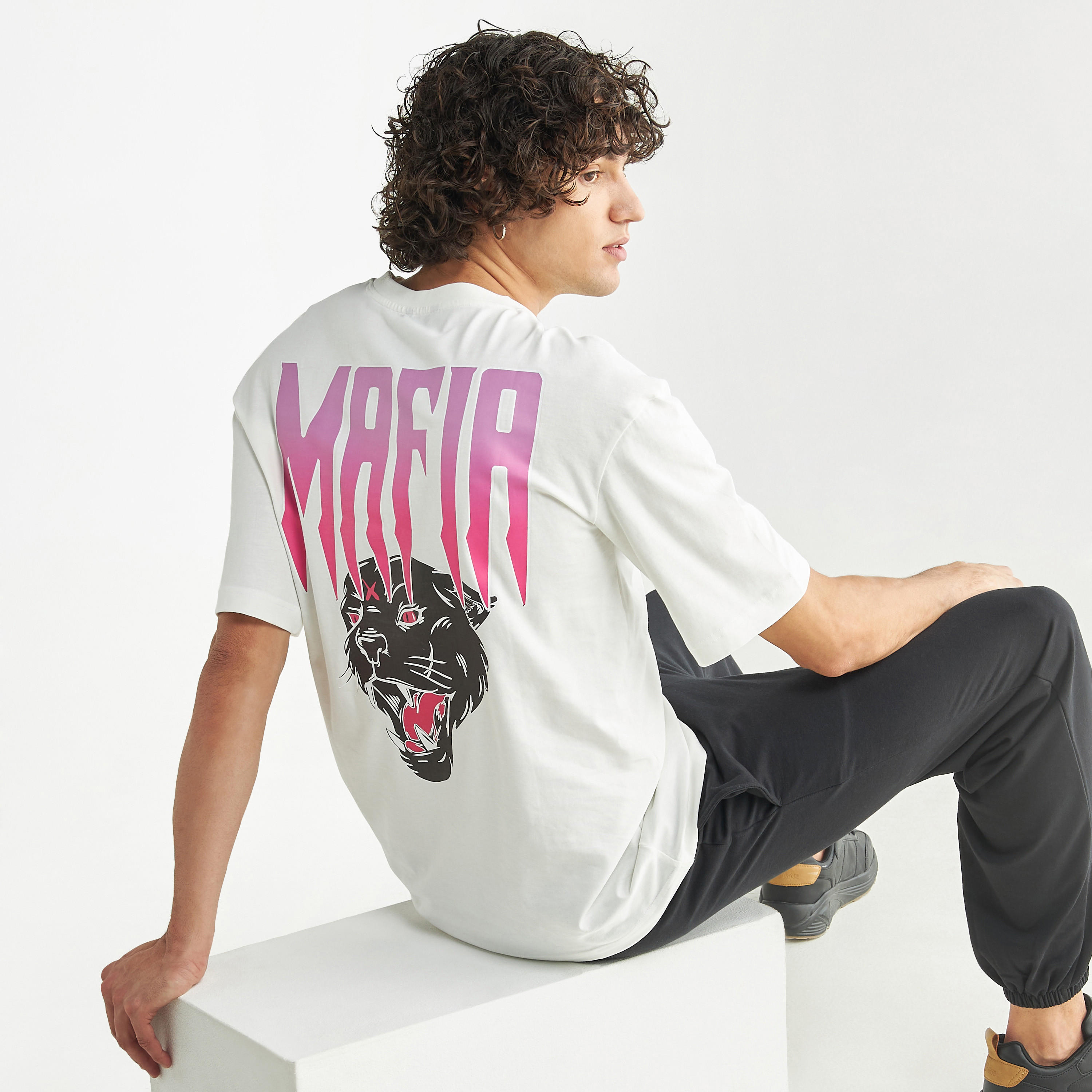 تيشيرت فضفاض بياقة ضيّقة وأكمام قصيرة وطبعات جرافيك-men-clothing-tshirtsandpolos-tshirts-image-1