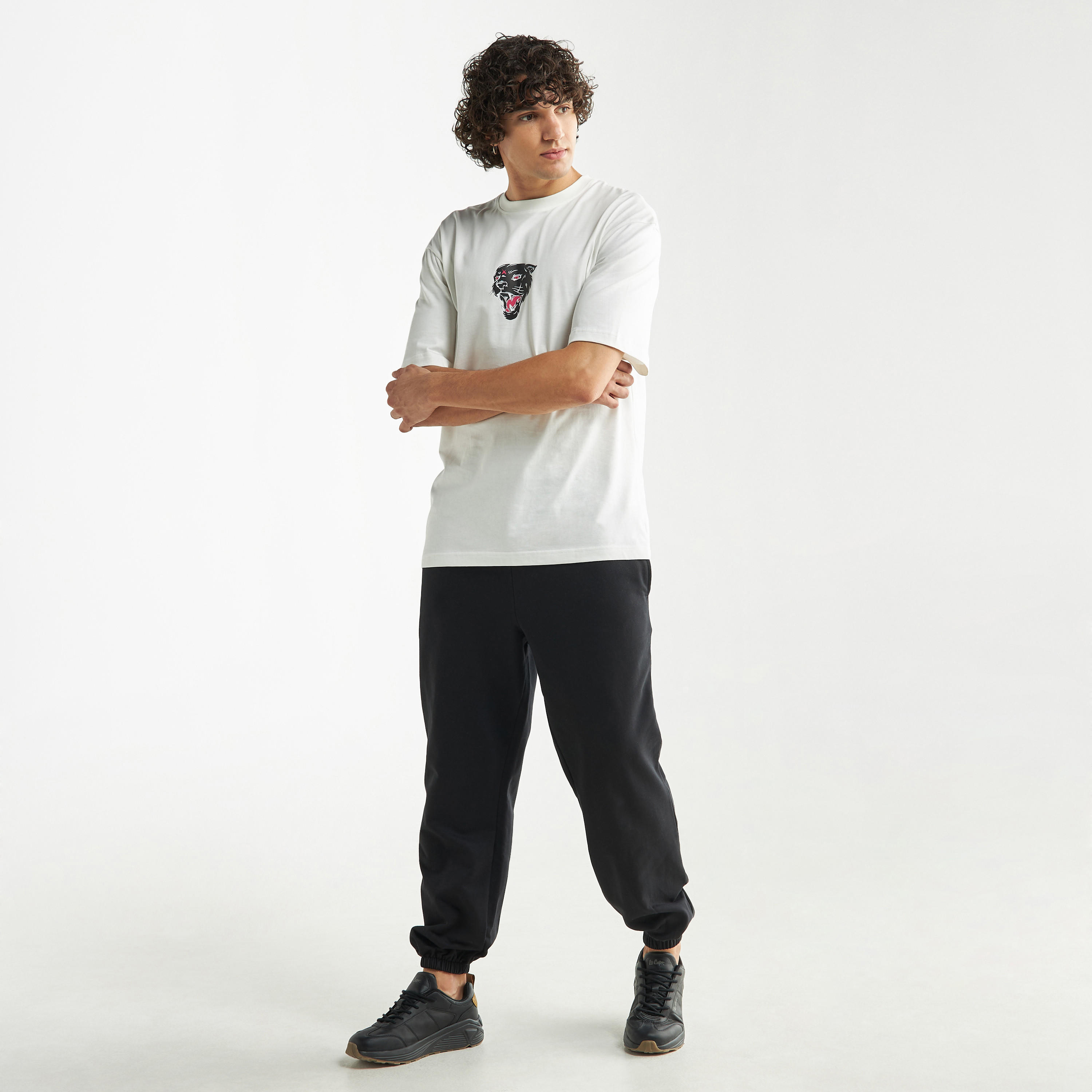تيشيرت فضفاض بياقة ضيّقة وأكمام قصيرة وطبعات جرافيك-men-clothing-tshirtsandpolos-tshirts-image-2