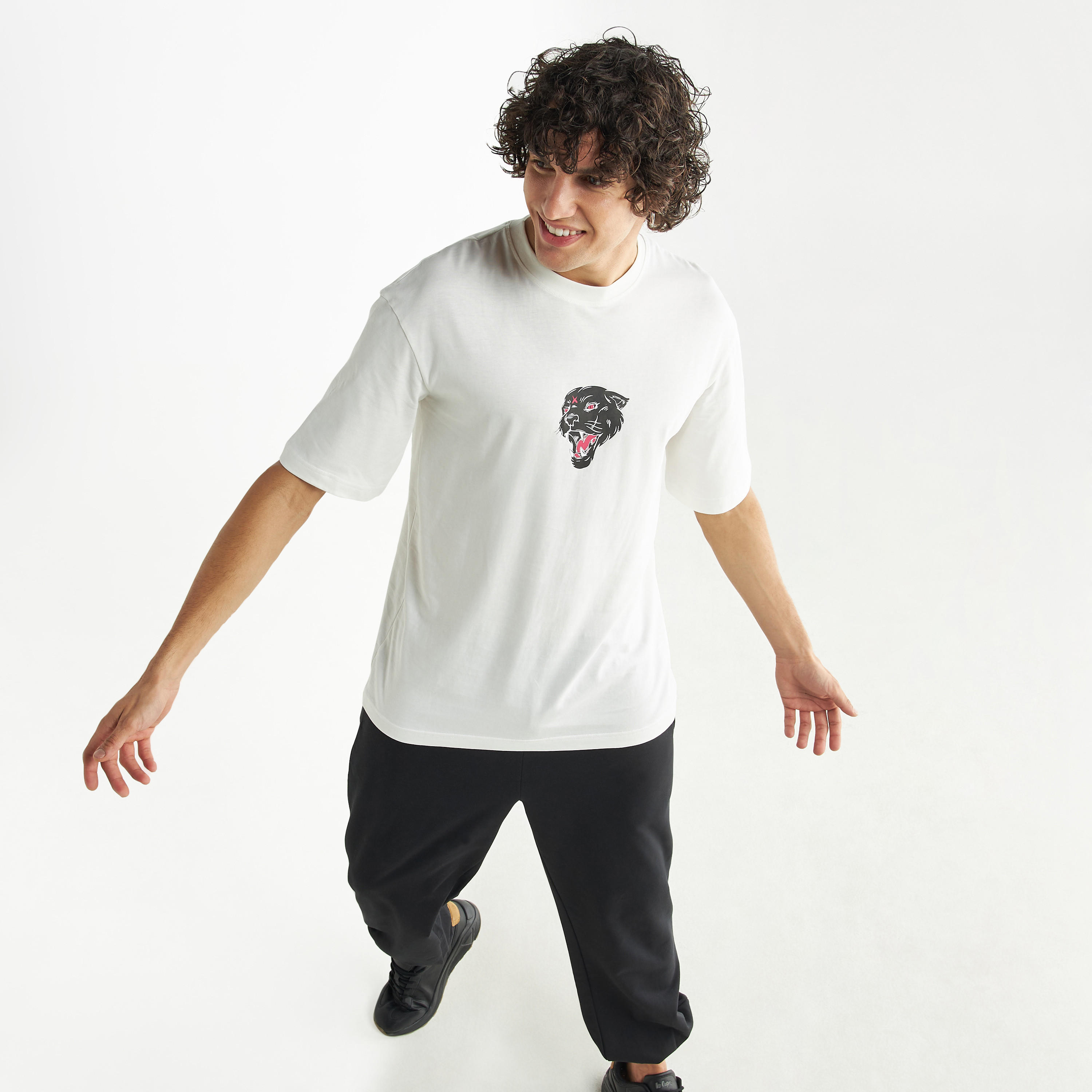 تيشيرت فضفاض بياقة ضيّقة وأكمام قصيرة وطبعات جرافيك-men-clothing-tshirtsandpolos-tshirts-image-3