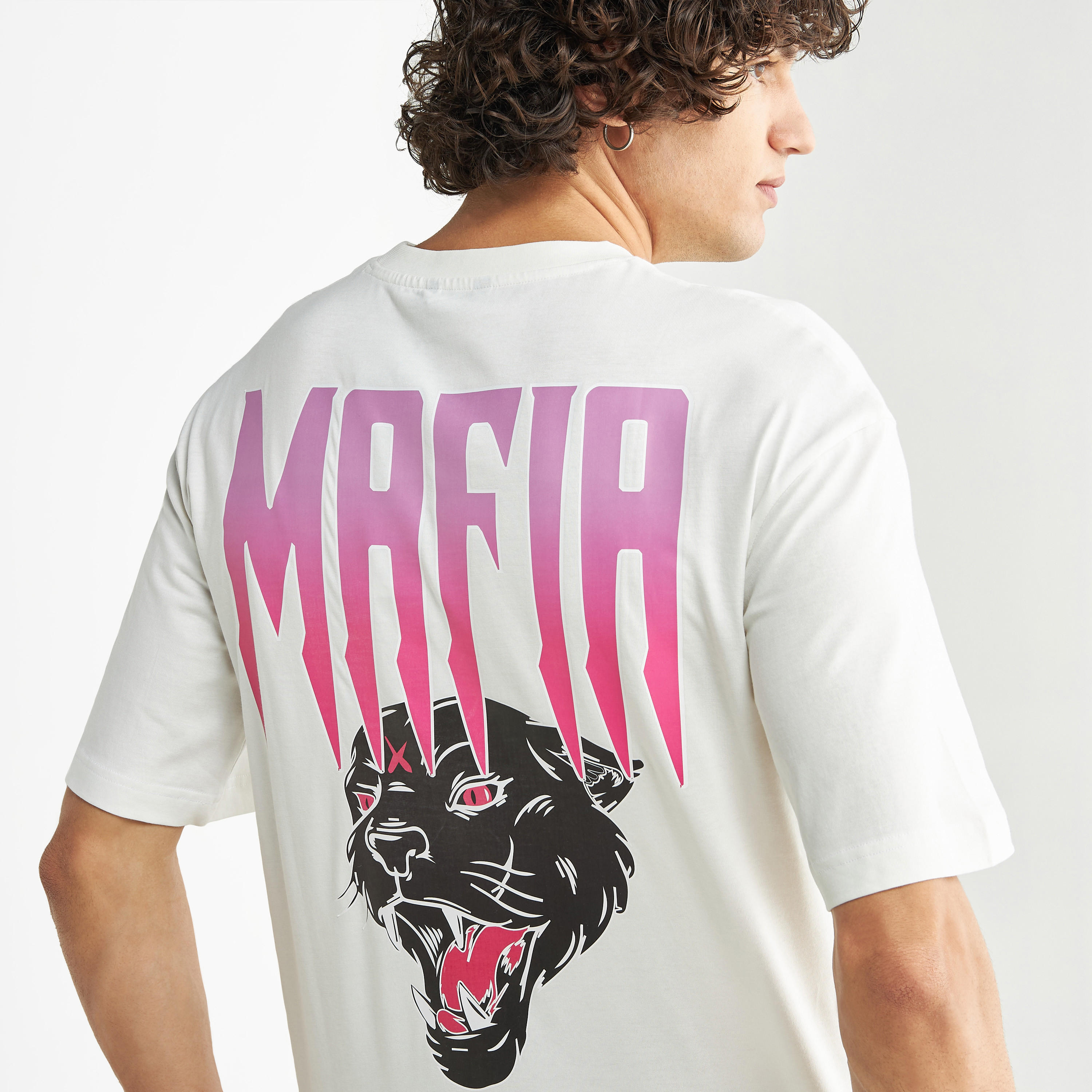تيشيرت فضفاض بياقة ضيّقة وأكمام قصيرة وطبعات جرافيك-men-clothing-tshirtsandpolos-tshirts-image-4