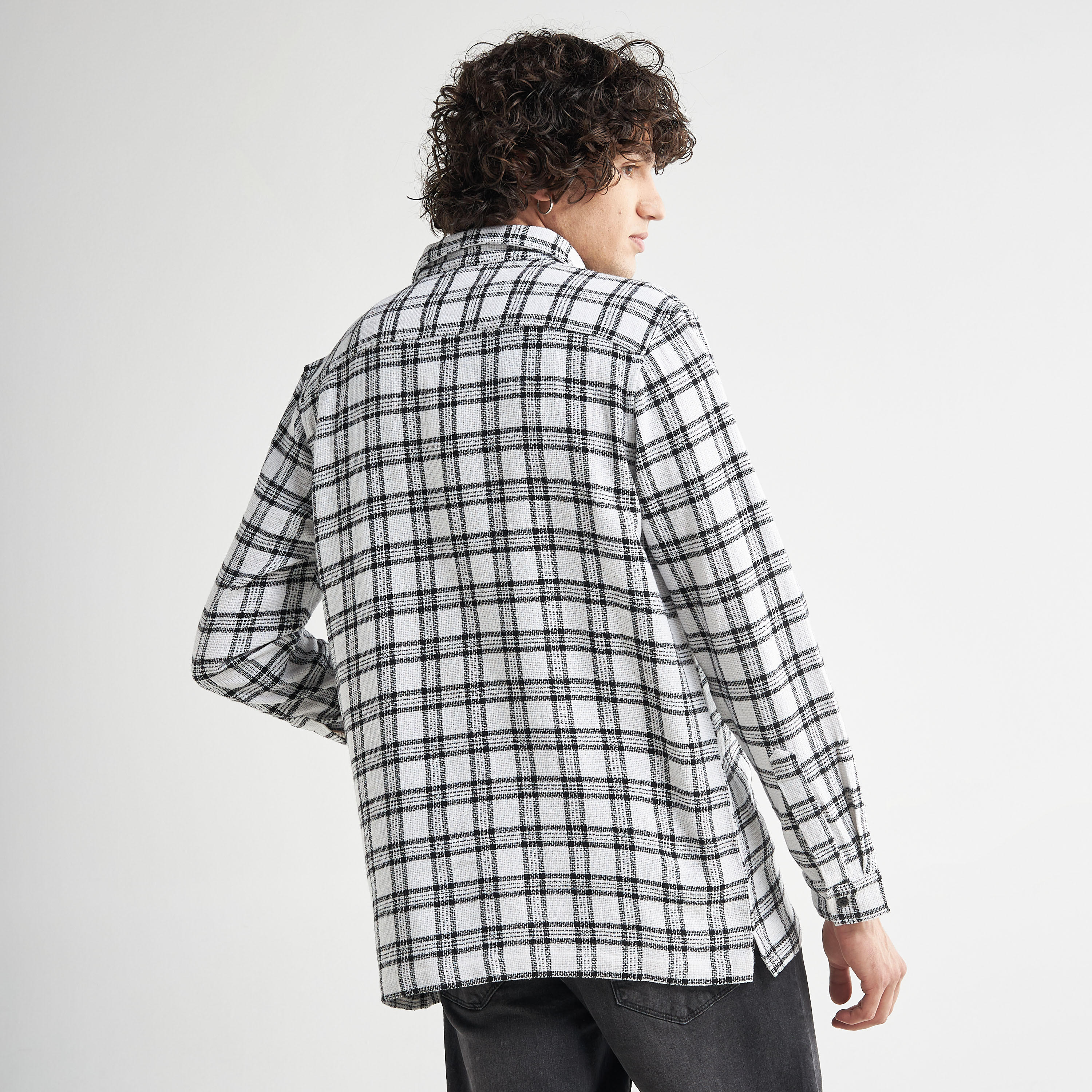 قميص كاروهات بأكمام طويلة وجيب-men-clothing-shirts-image-2