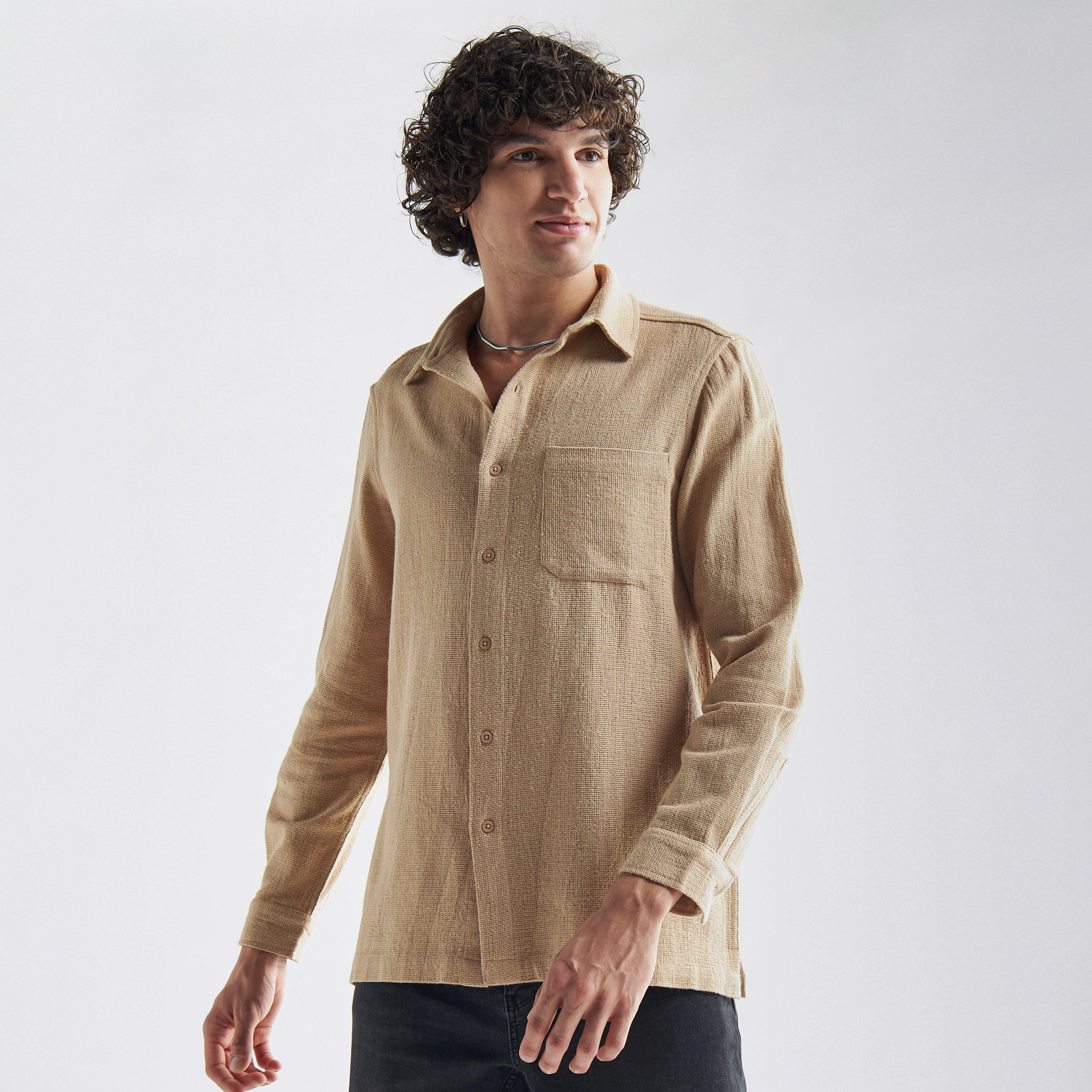قميص بارز الملمس بأكمام طويلة وجيب-men-clothing-shirts-image-1