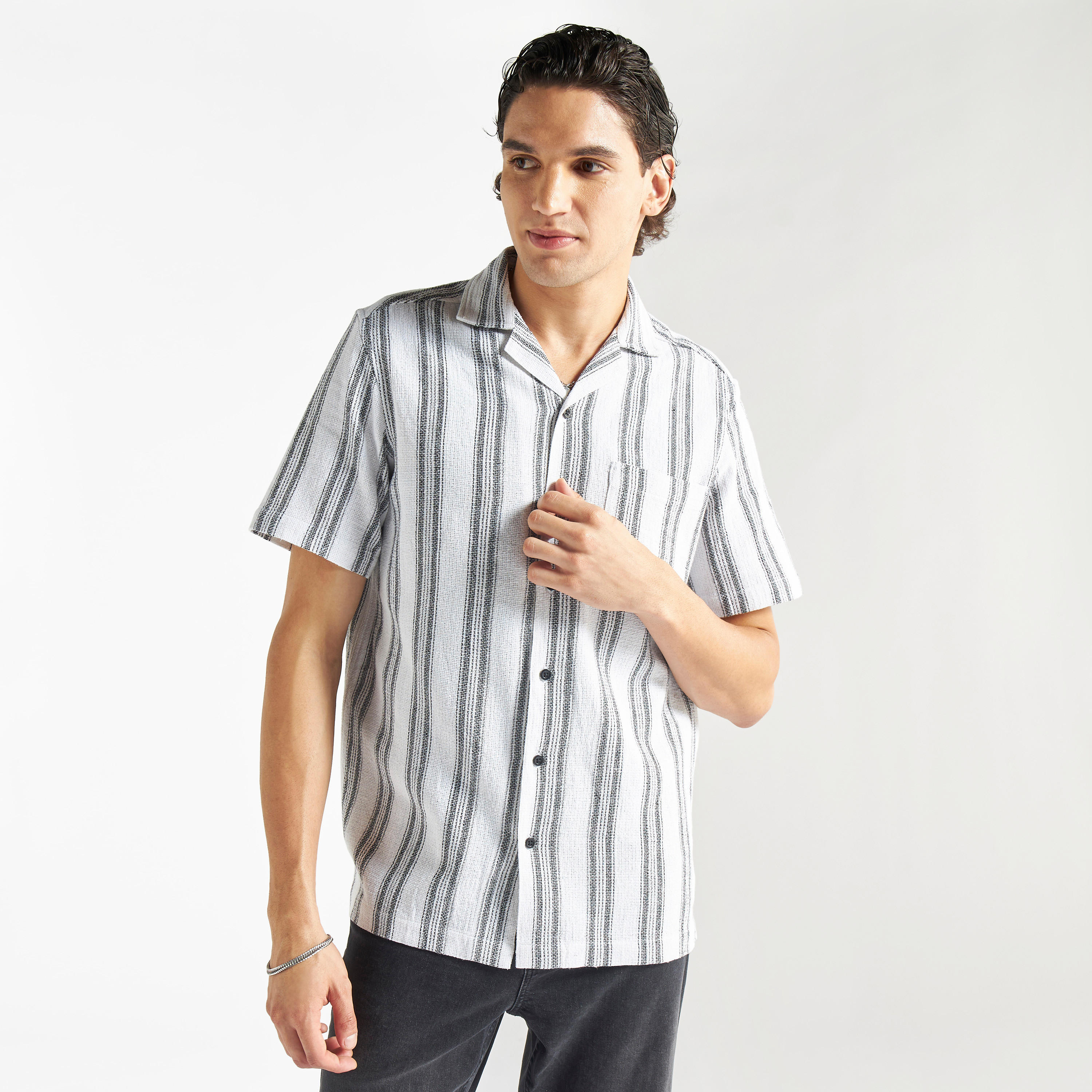 قميص مخطّط بياقة كامب وأكمام قصيرة وجيب-men-clothing-shirts-image-1