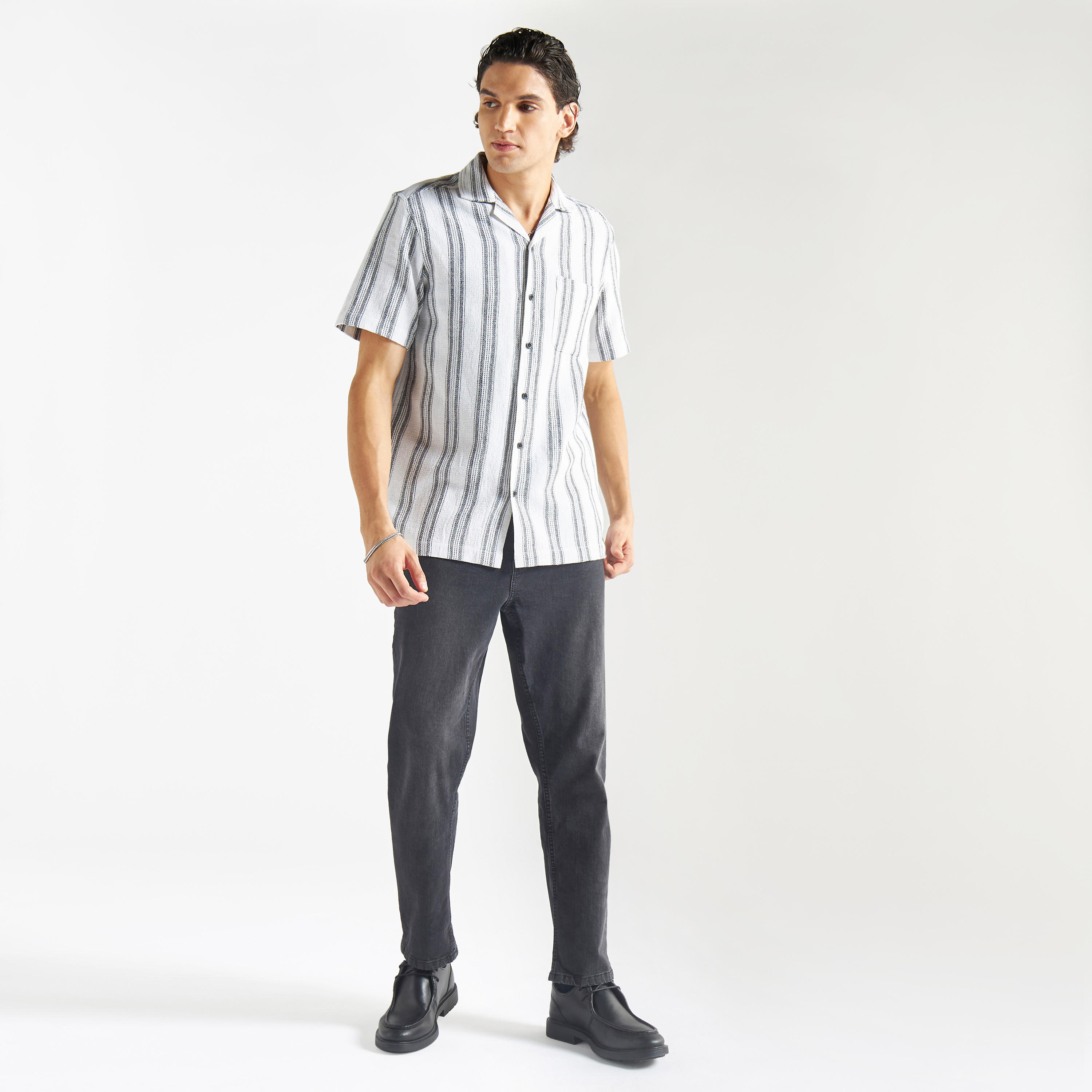 قميص مخطّط بياقة كامب وأكمام قصيرة وجيب-men-clothing-shirts-image-2