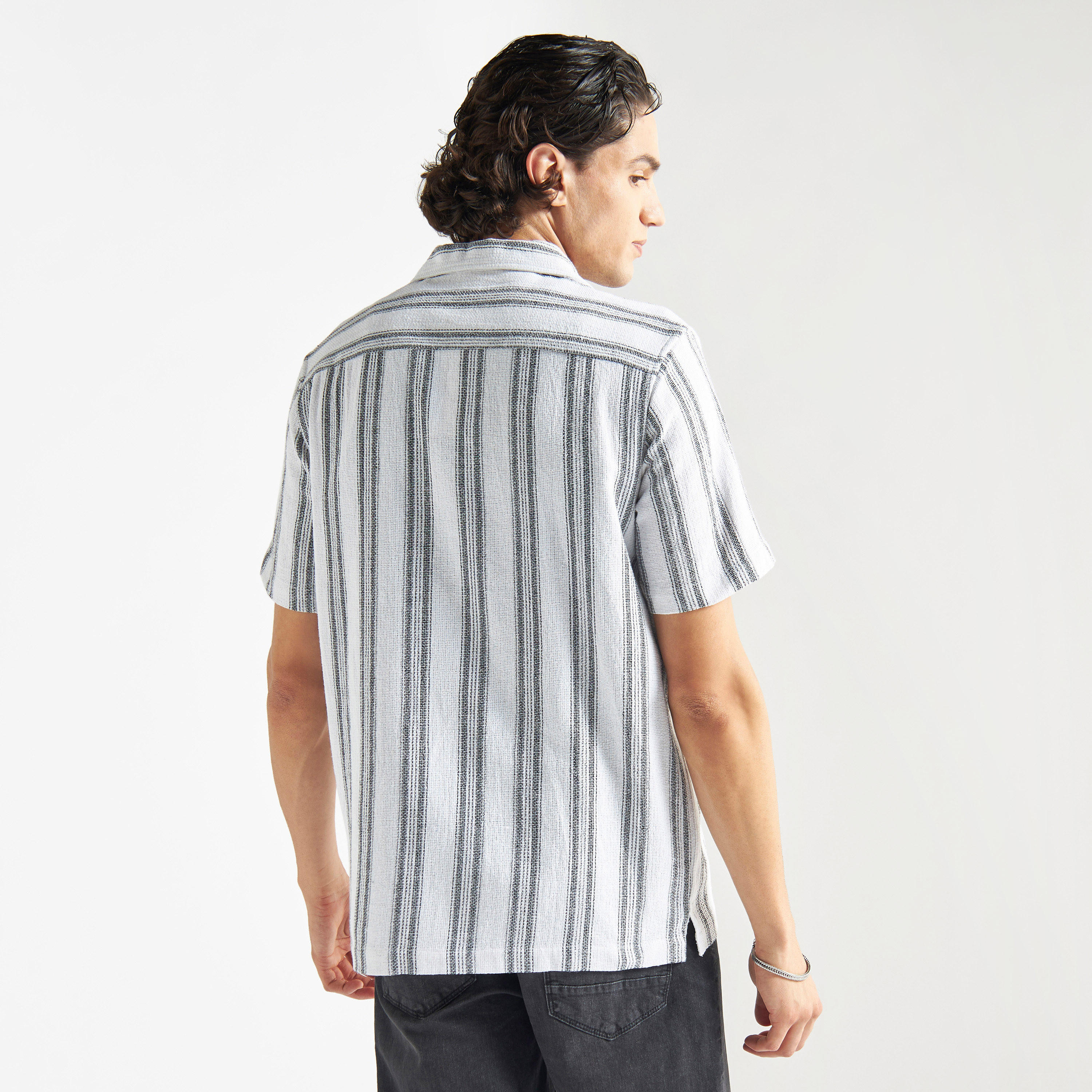 قميص مخطّط بياقة كامب وأكمام قصيرة وجيب-men-clothing-shirts-image-3