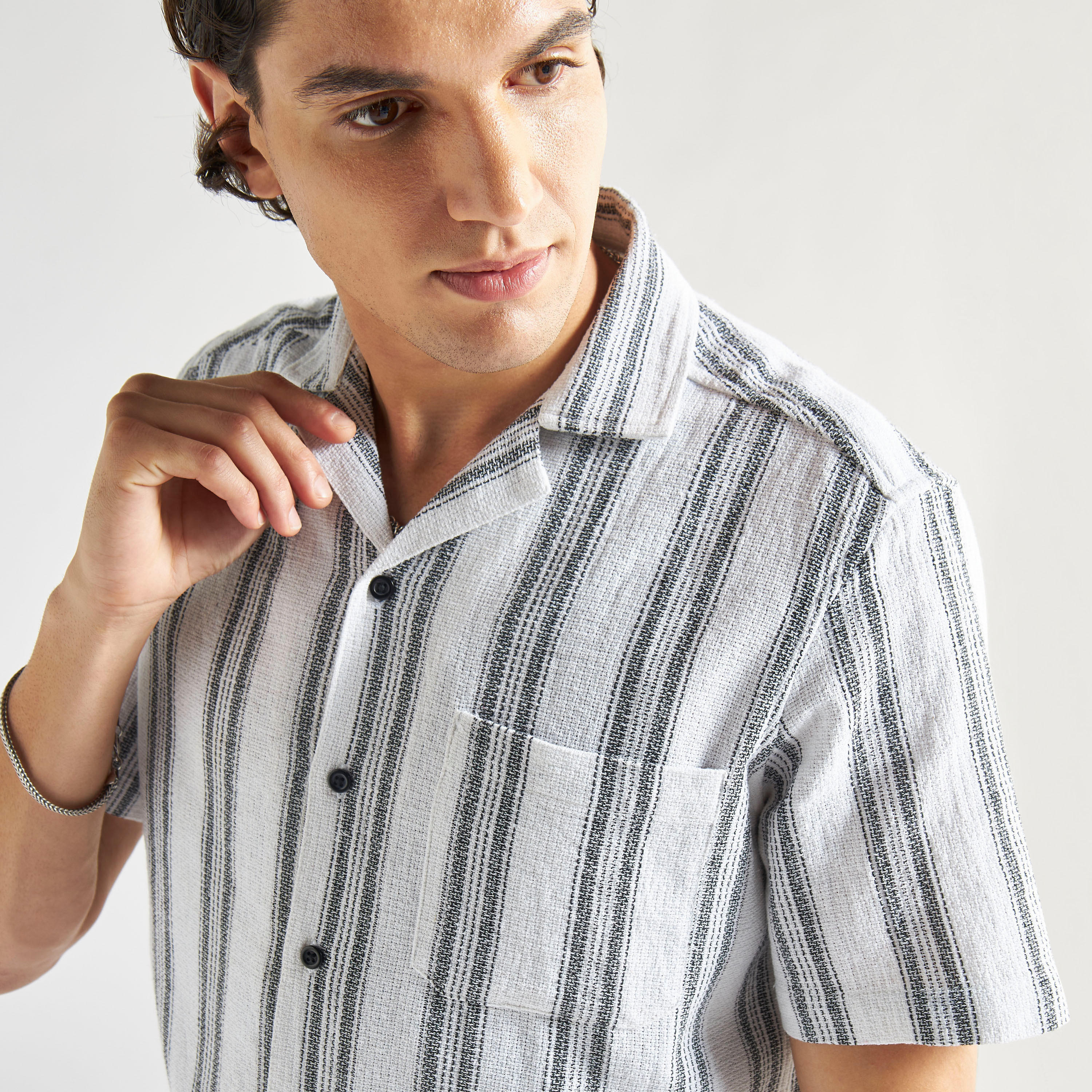 قميص مخطّط بياقة كامب وأكمام قصيرة وجيب-men-clothing-shirts-image-4