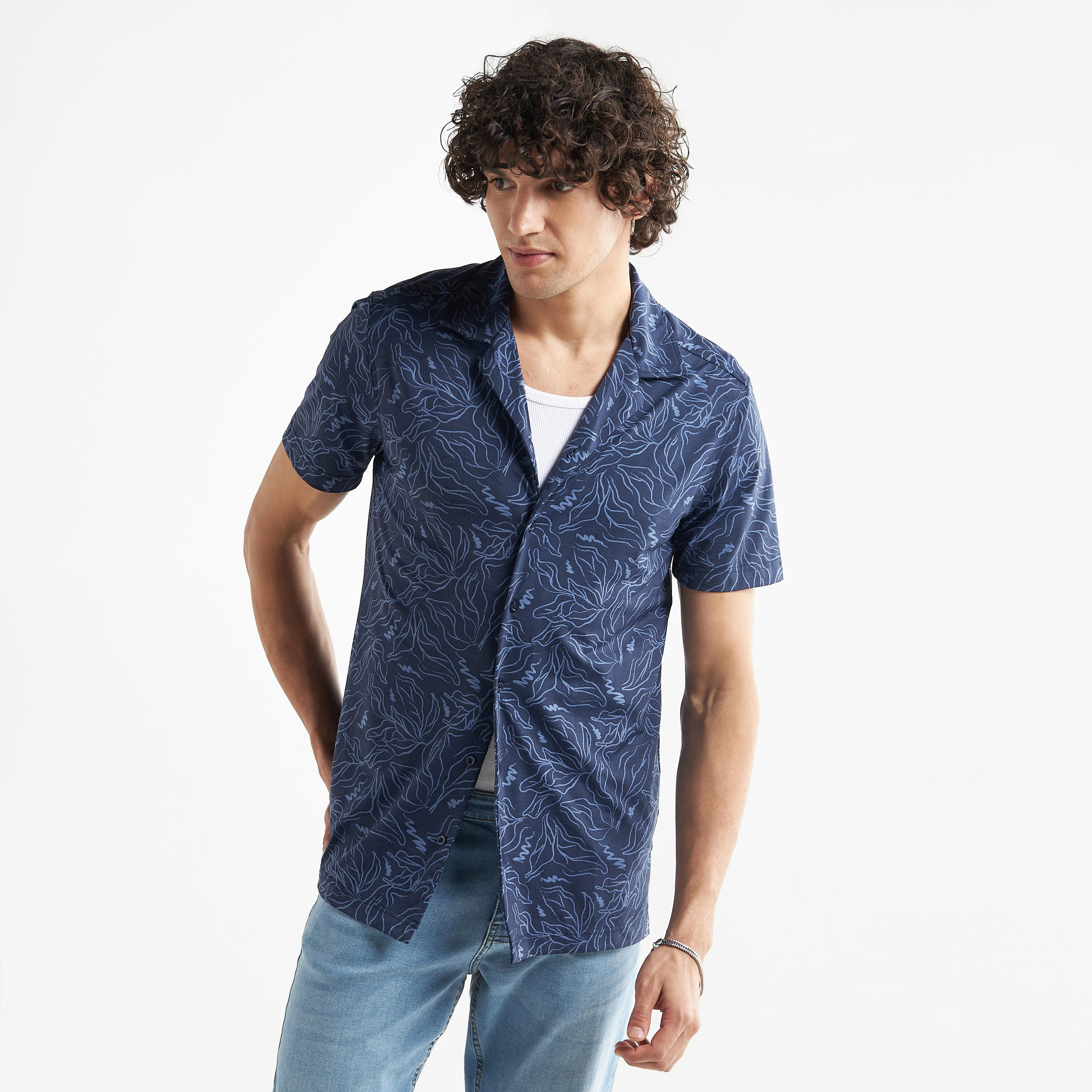 قميص بياقة كامب وأكمام قصيرة وطبعات-men-clothing-shirts-image-4