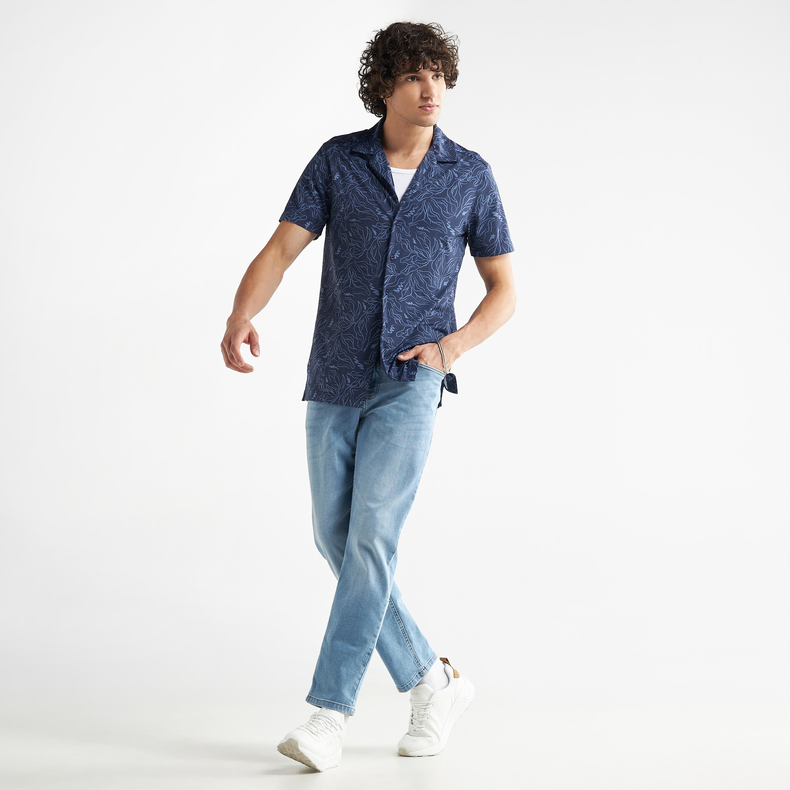 قميص بياقة كامب وأكمام قصيرة وطبعات-men-clothing-shirts-image-3