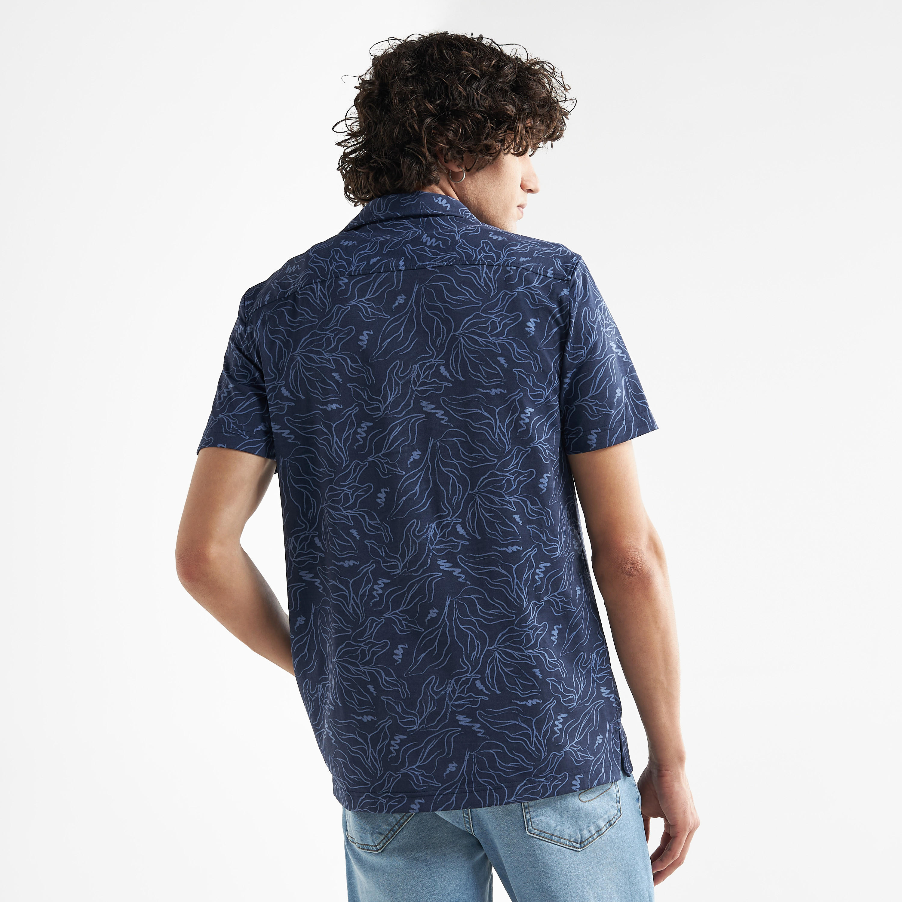 قميص بياقة كامب وأكمام قصيرة وطبعات-men-clothing-shirts-image-2