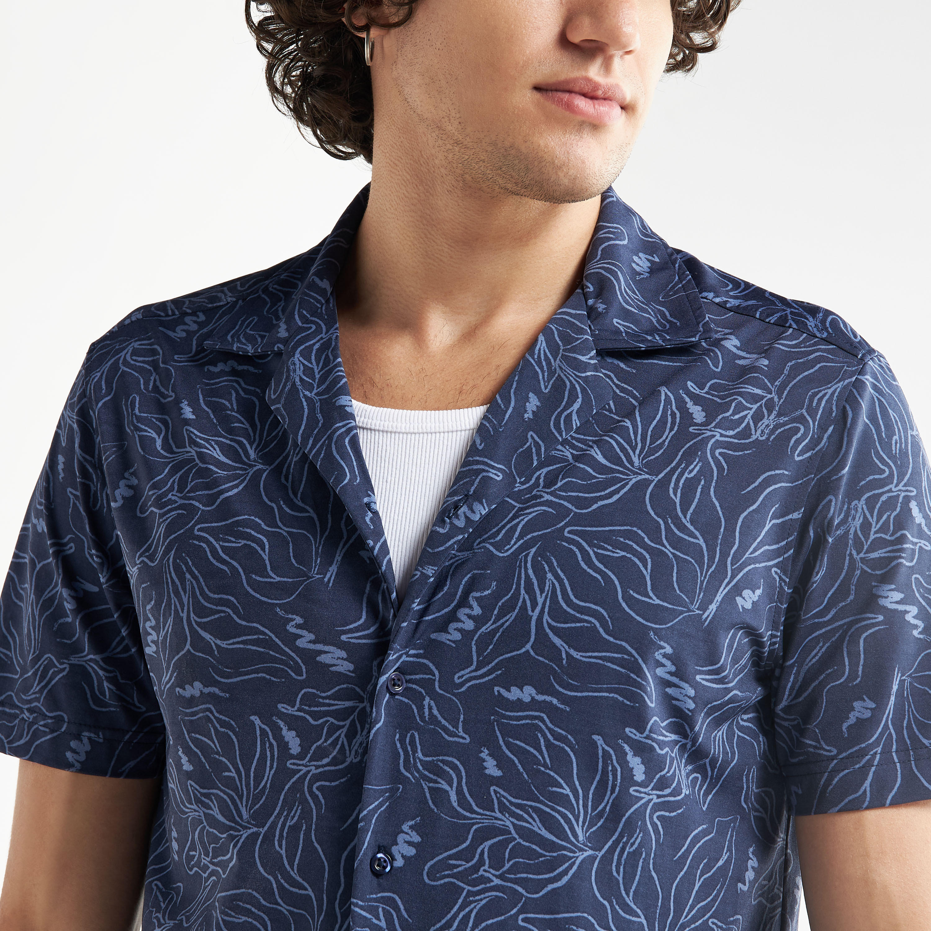 قميص بياقة كامب وأكمام قصيرة وطبعات-men-clothing-shirts-image-1