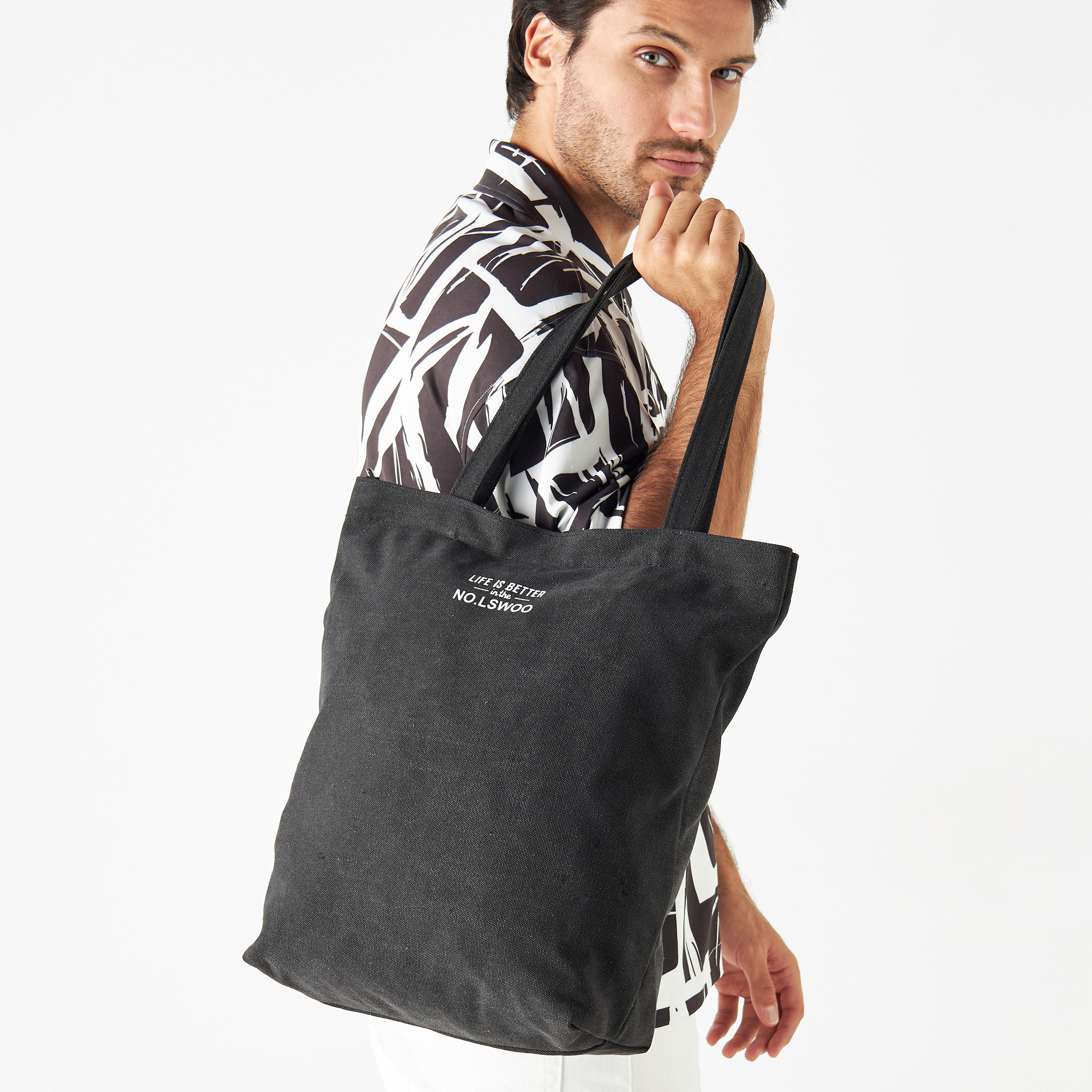 شنطة توتي بسحّاب إغلاق ومقابض مزدوجة وطبعات-men-bags-image-2