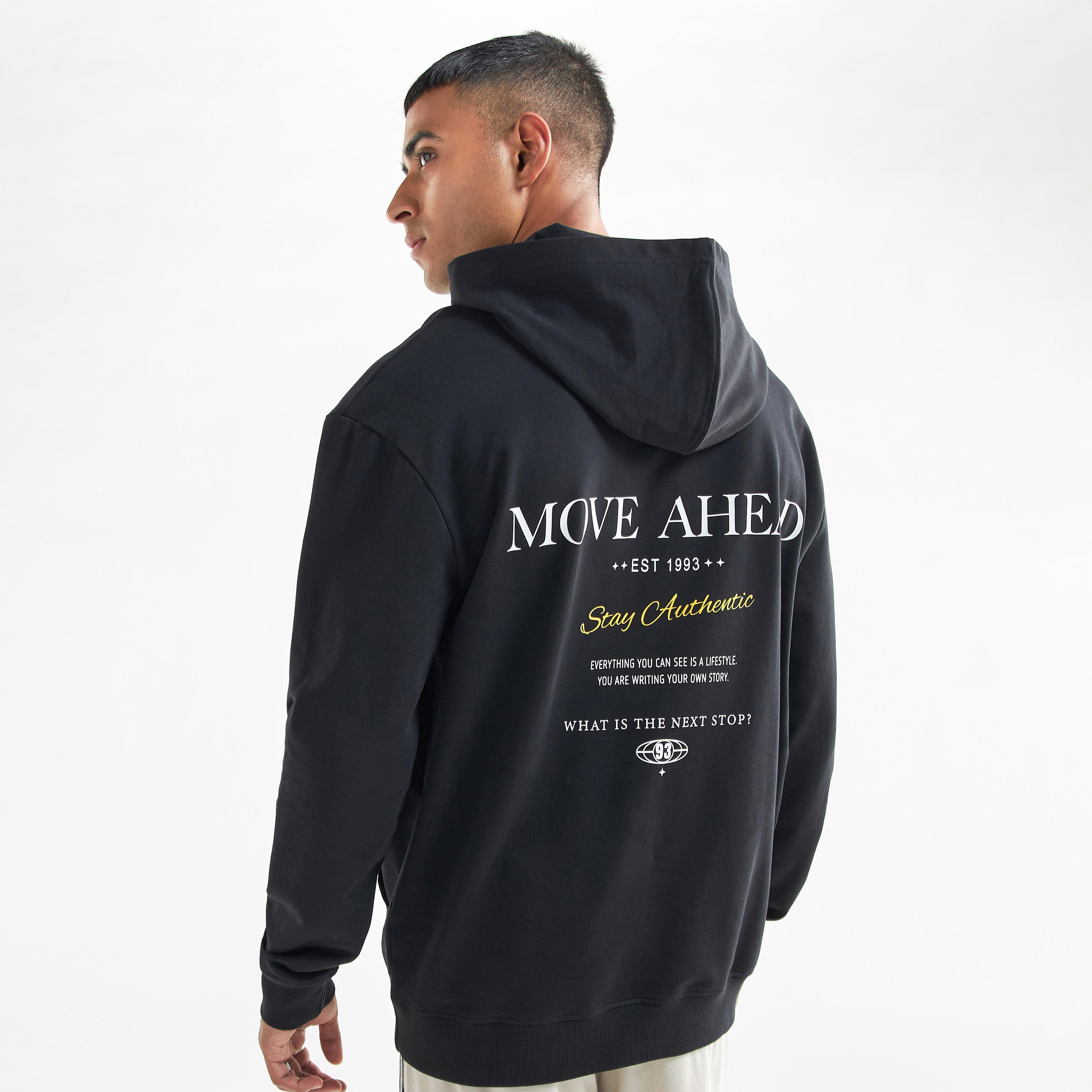 هودي بأكمام طويلة وجيوب كنغر وطبعات شعار-men-winterwear-hoodiesandsweatshirts-image-1