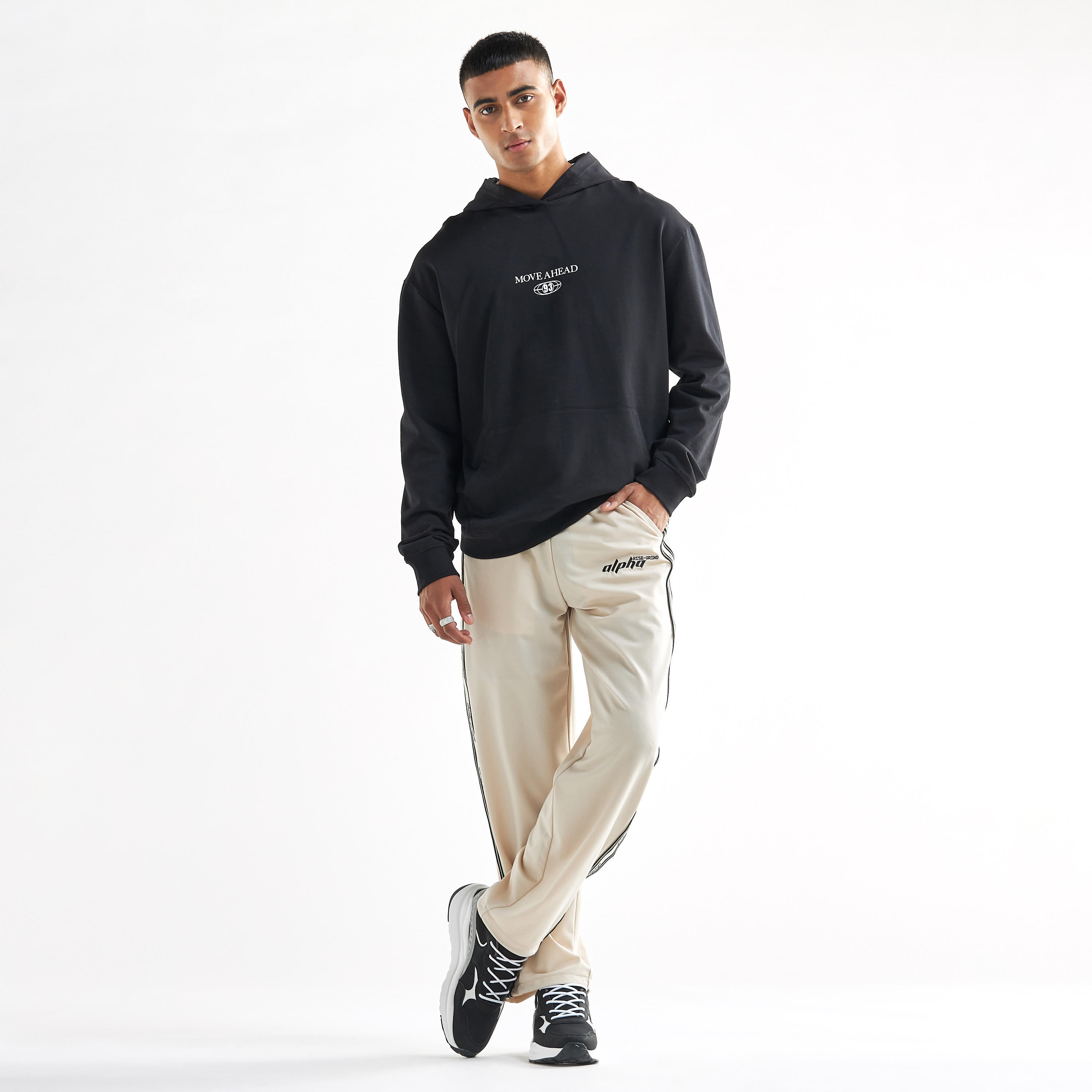 هودي بأكمام طويلة وجيوب كنغر وطبعات شعار-men-winterwear-hoodiesandsweatshirts-image-2