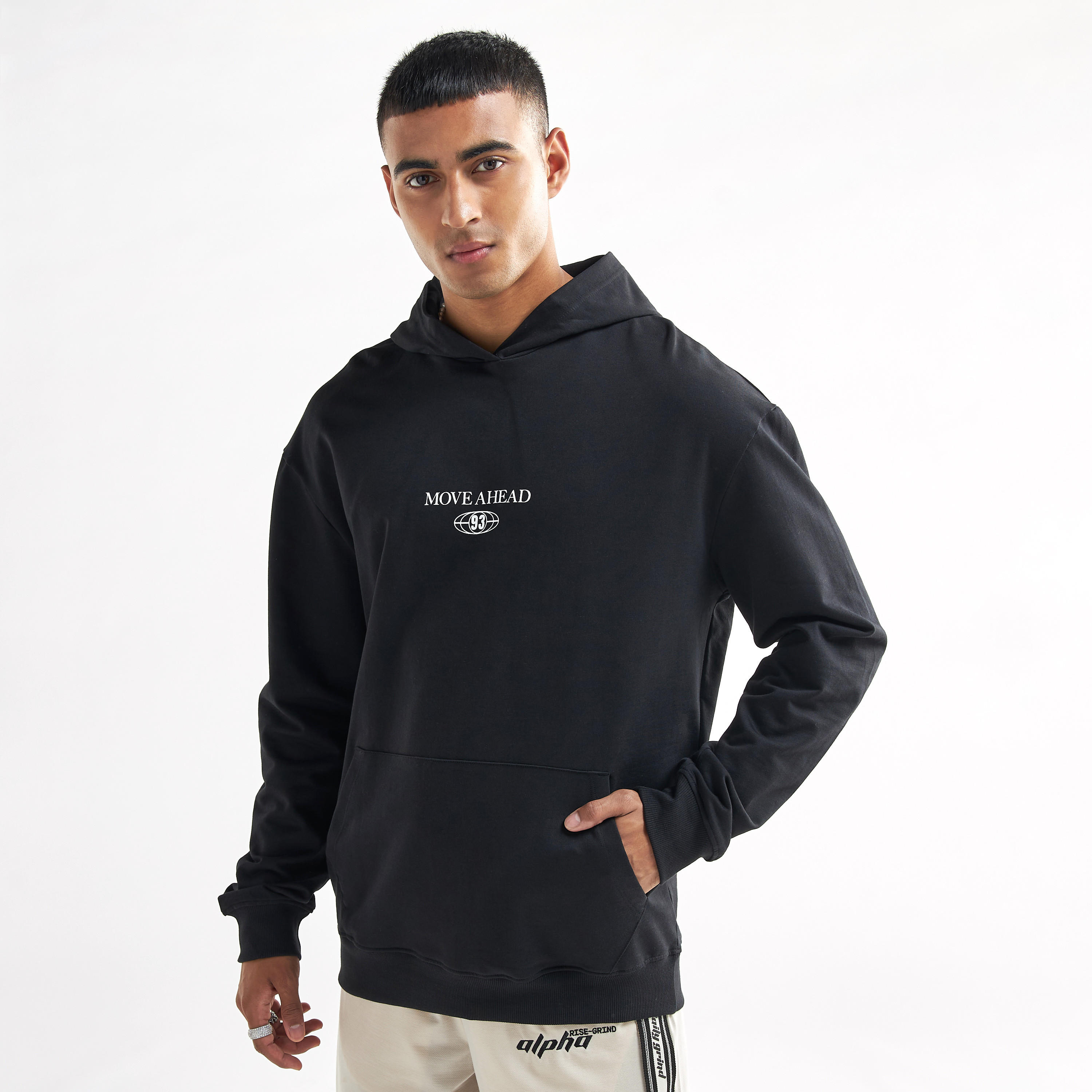 هودي بأكمام طويلة وجيوب كنغر وطبعات شعار-men-winterwear-hoodiesandsweatshirts-image-3