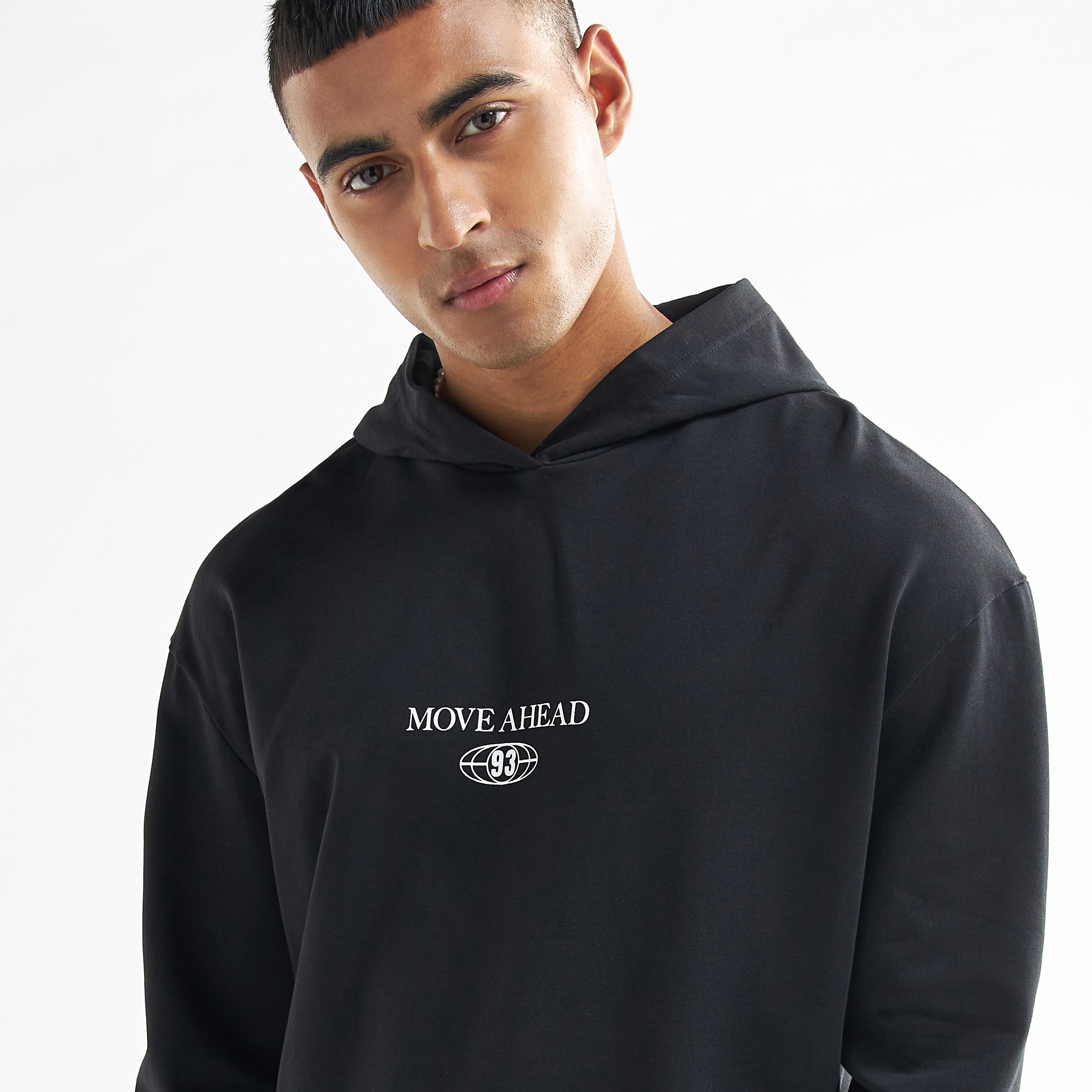 هودي بأكمام طويلة وجيوب كنغر وطبعات شعار-men-winterwear-hoodiesandsweatshirts-image-4