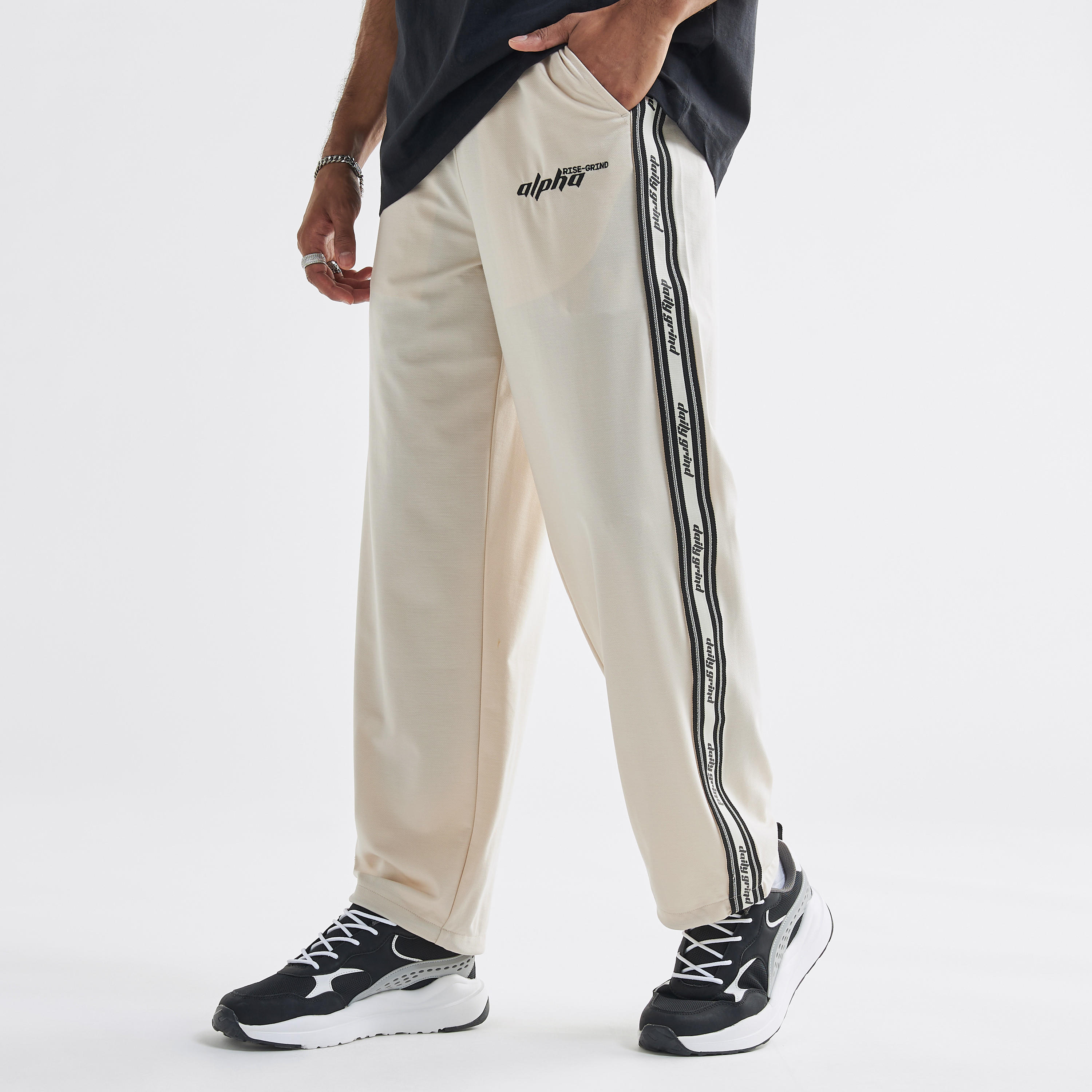 بنطلون رياضي برباط إغلاق وجيوب وشريط-men-clothing-bottoms-joggers-image-1
