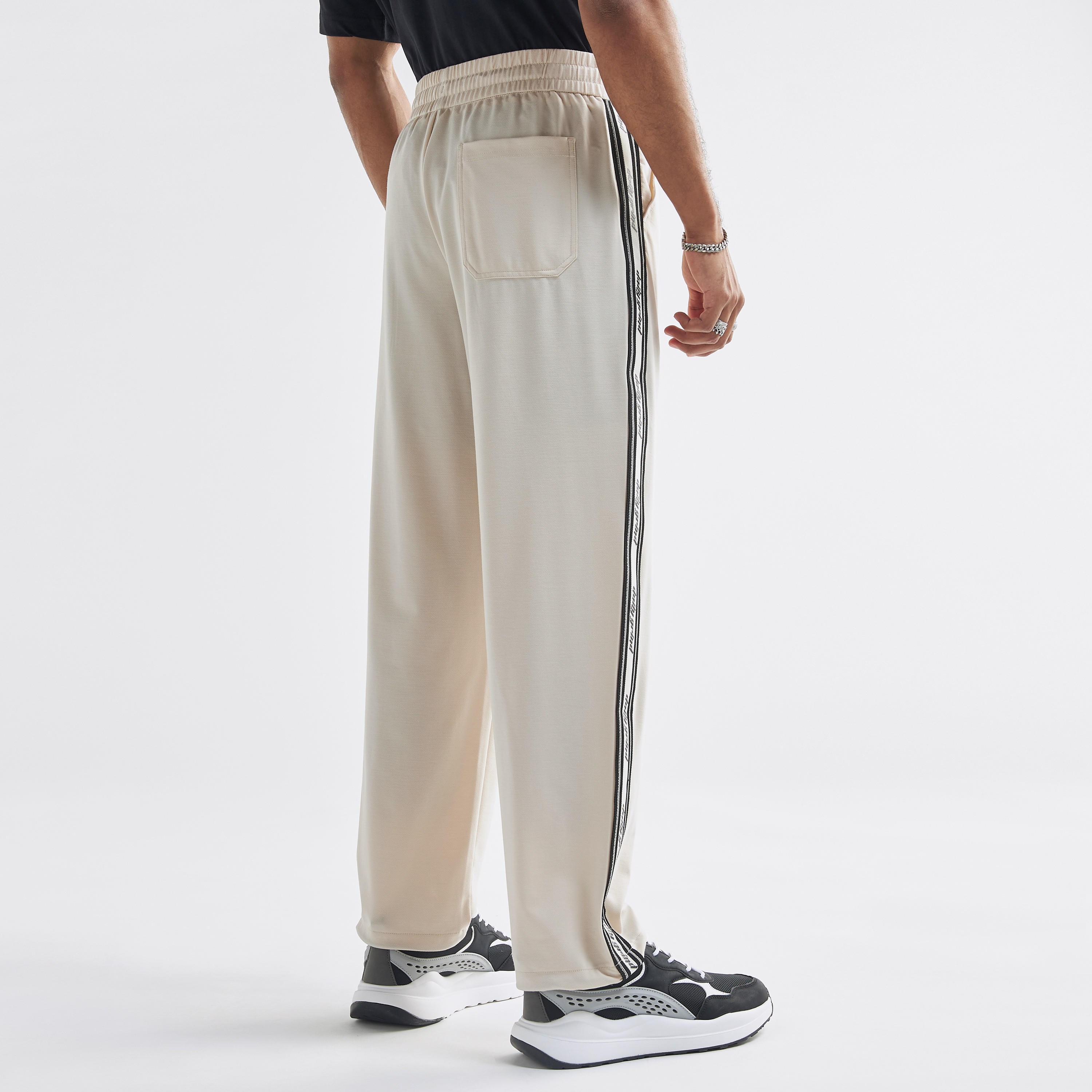 بنطلون رياضي برباط إغلاق وجيوب وشريط-men-clothing-bottoms-joggers-image-3