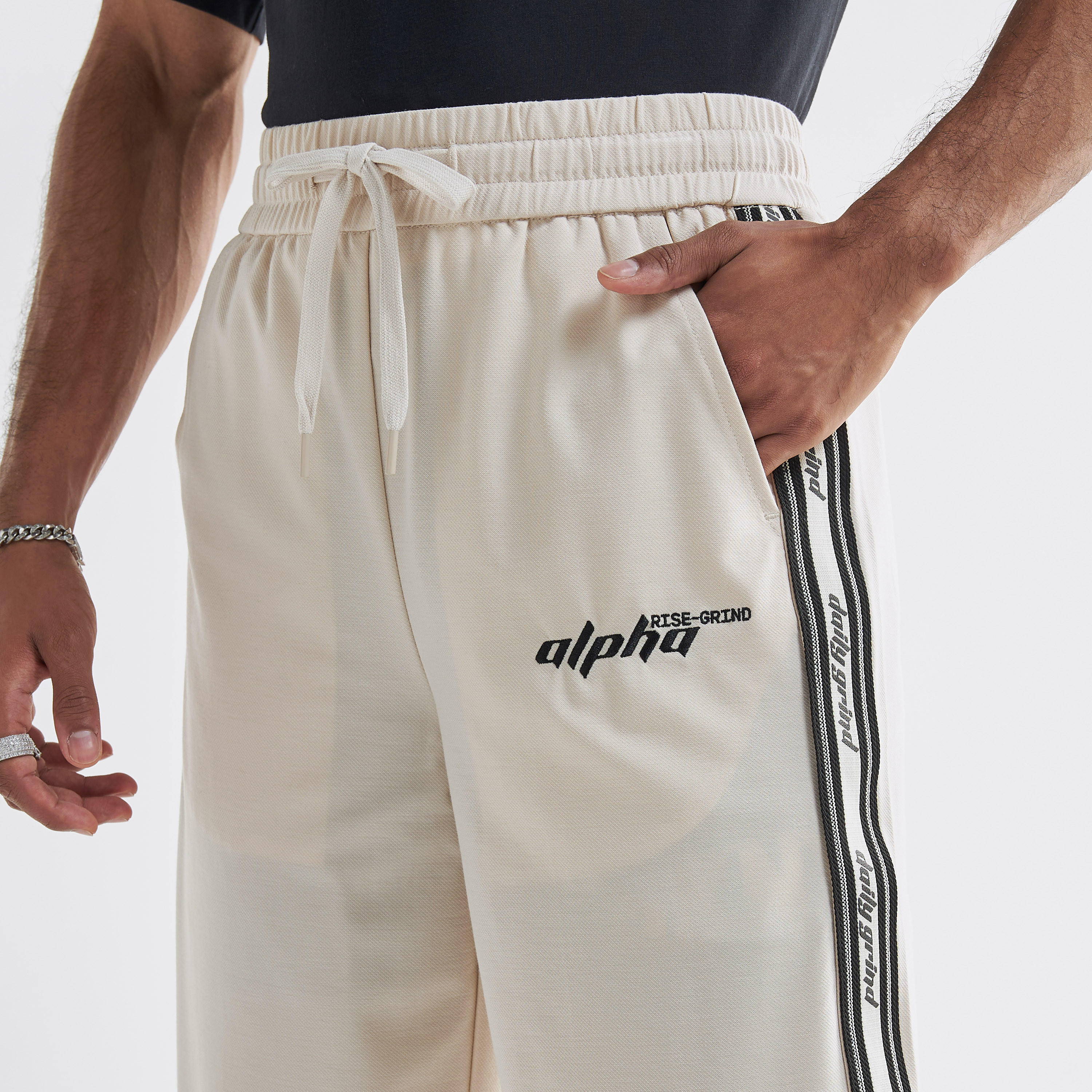 بنطلون رياضي برباط إغلاق وجيوب وشريط-men-clothing-bottoms-joggers-image-4