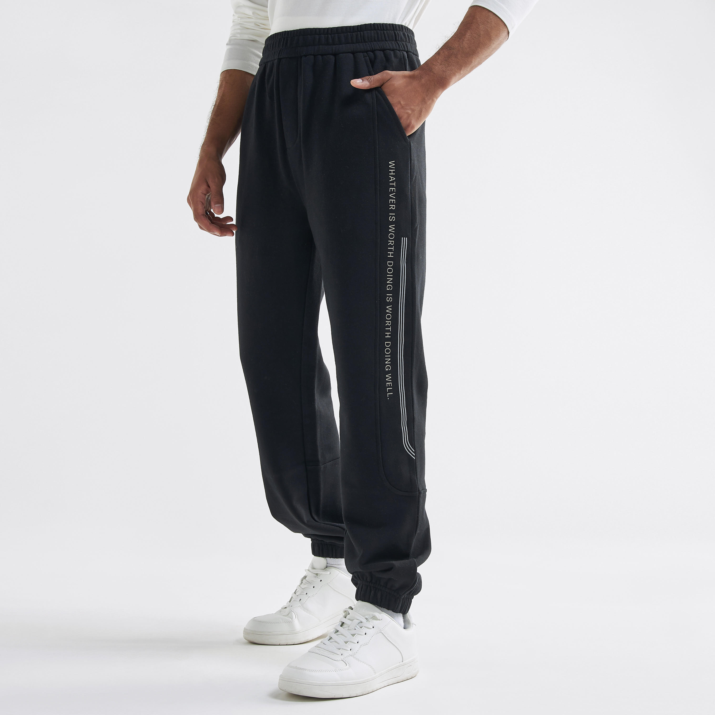بنطلون رياضي بخصر مطاطي وجيوب وطبعات-men-clothing-bottoms-joggers-image-1