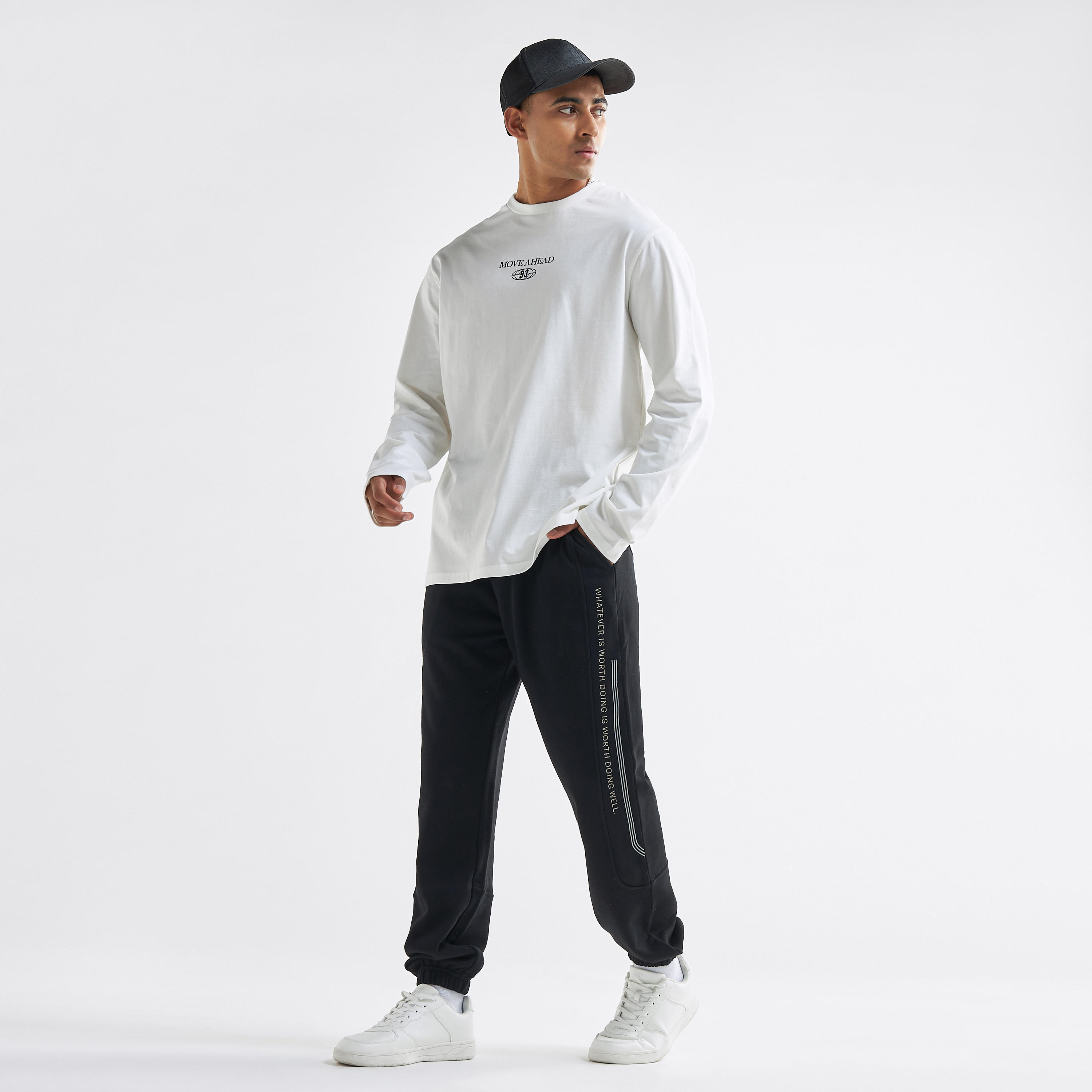 بنطلون رياضي بخصر مطاطي وجيوب وطبعات-men-clothing-bottoms-joggers-image-2