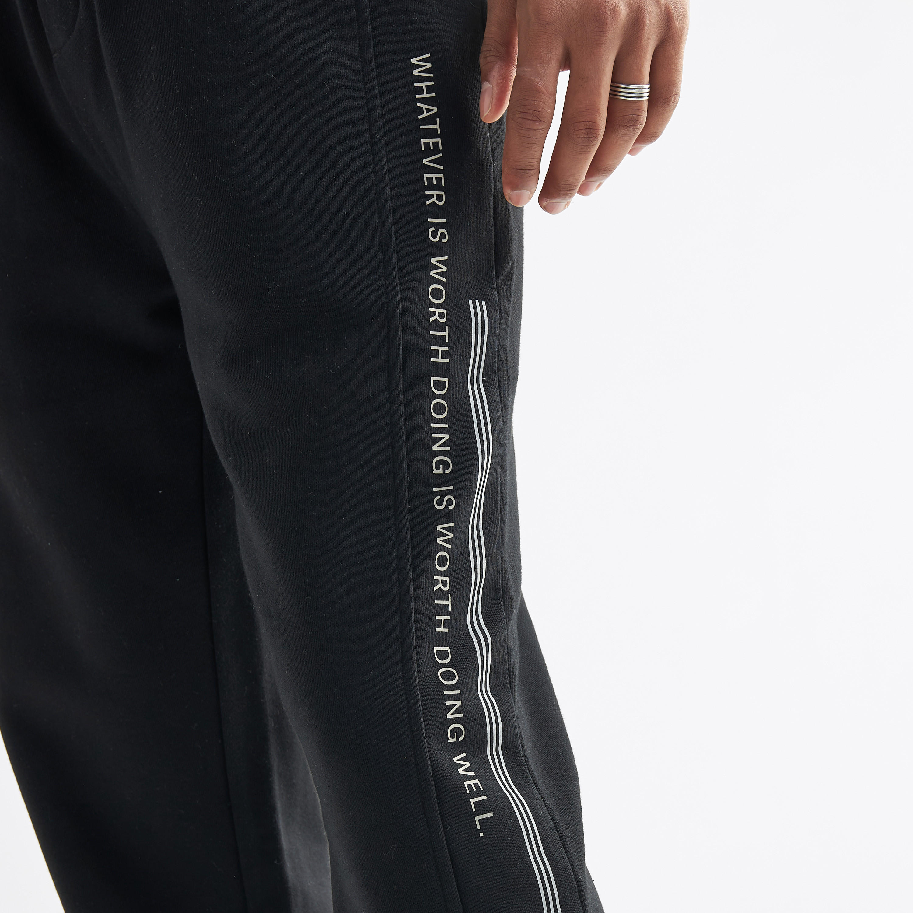 بنطلون رياضي بخصر مطاطي وجيوب وطبعات-men-clothing-bottoms-joggers-image-4