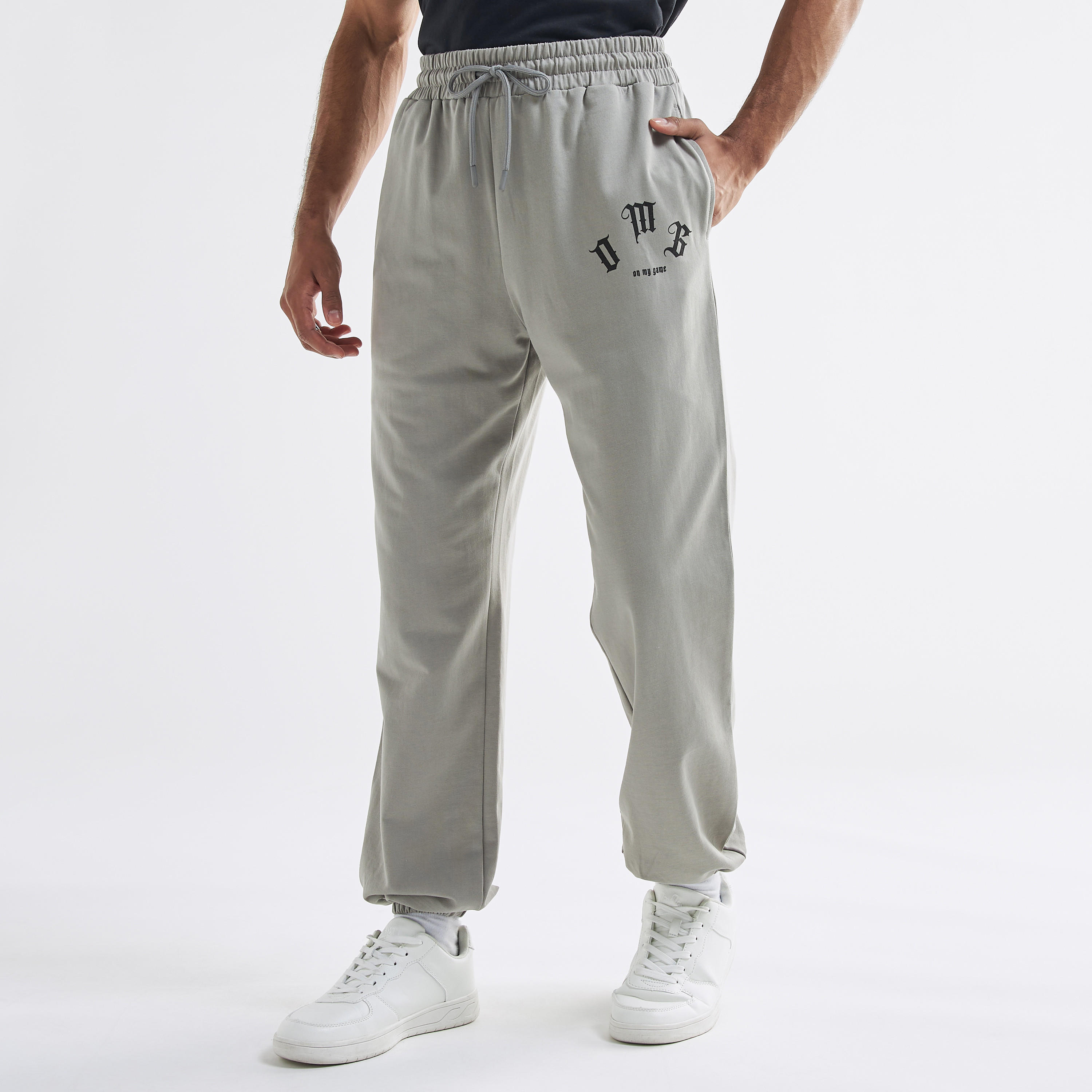 بنطلون رياضي بخصر فليكسي وجيوب ورباط إغلاق وطبعات-men-clothing-bottoms-joggers-image-1