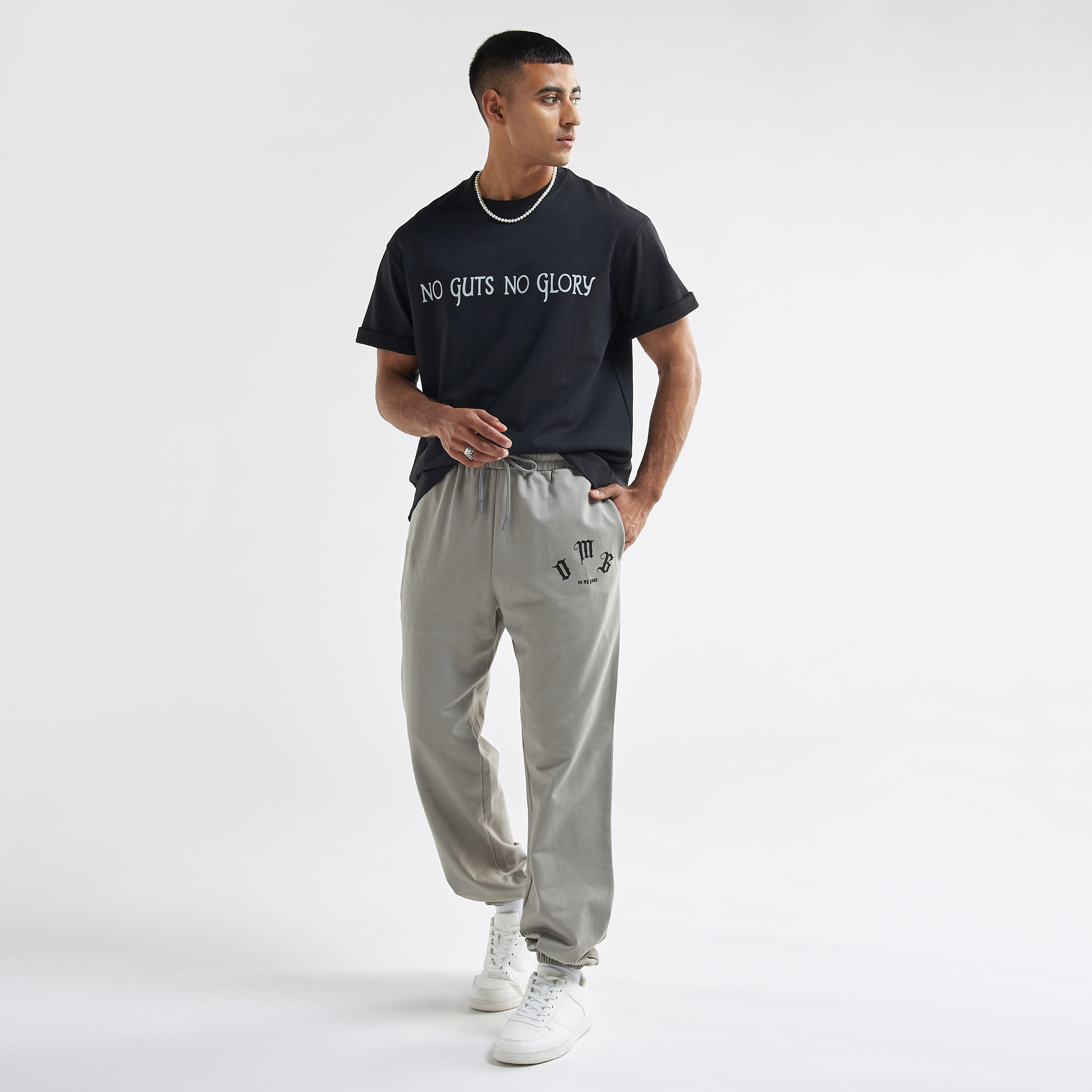 بنطلون رياضي بخصر فليكسي وجيوب ورباط إغلاق وطبعات-men-clothing-bottoms-joggers-image-2