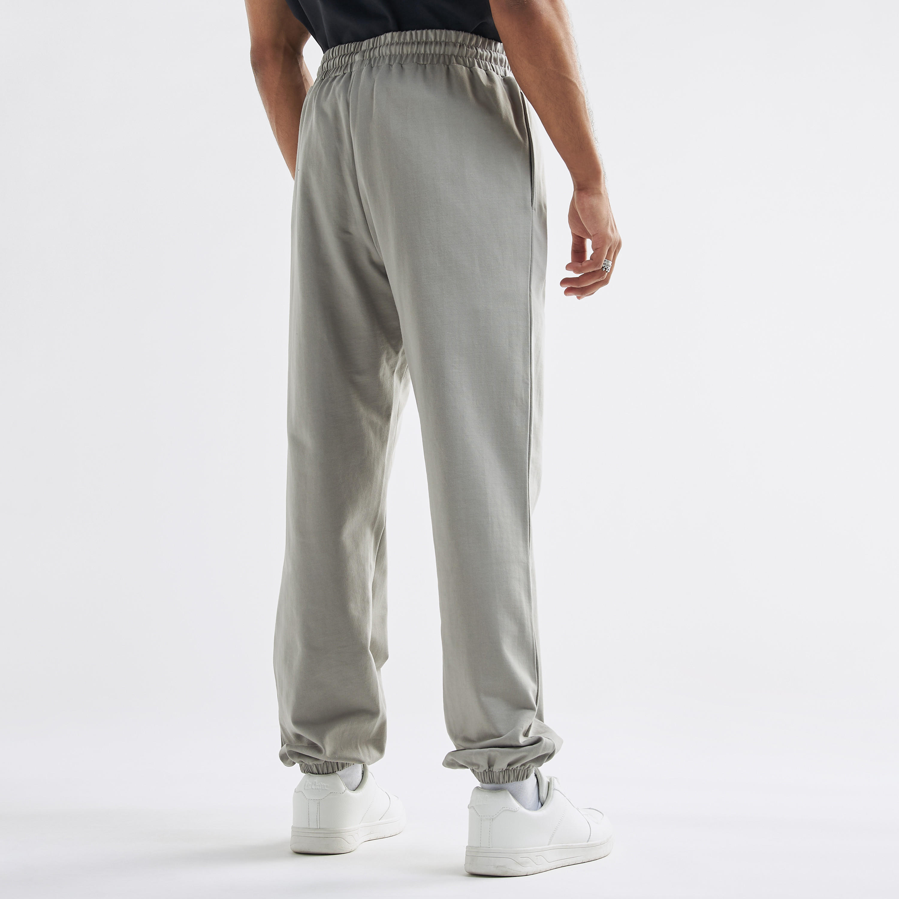 بنطلون رياضي بخصر فليكسي وجيوب ورباط إغلاق وطبعات-men-clothing-bottoms-joggers-image-3