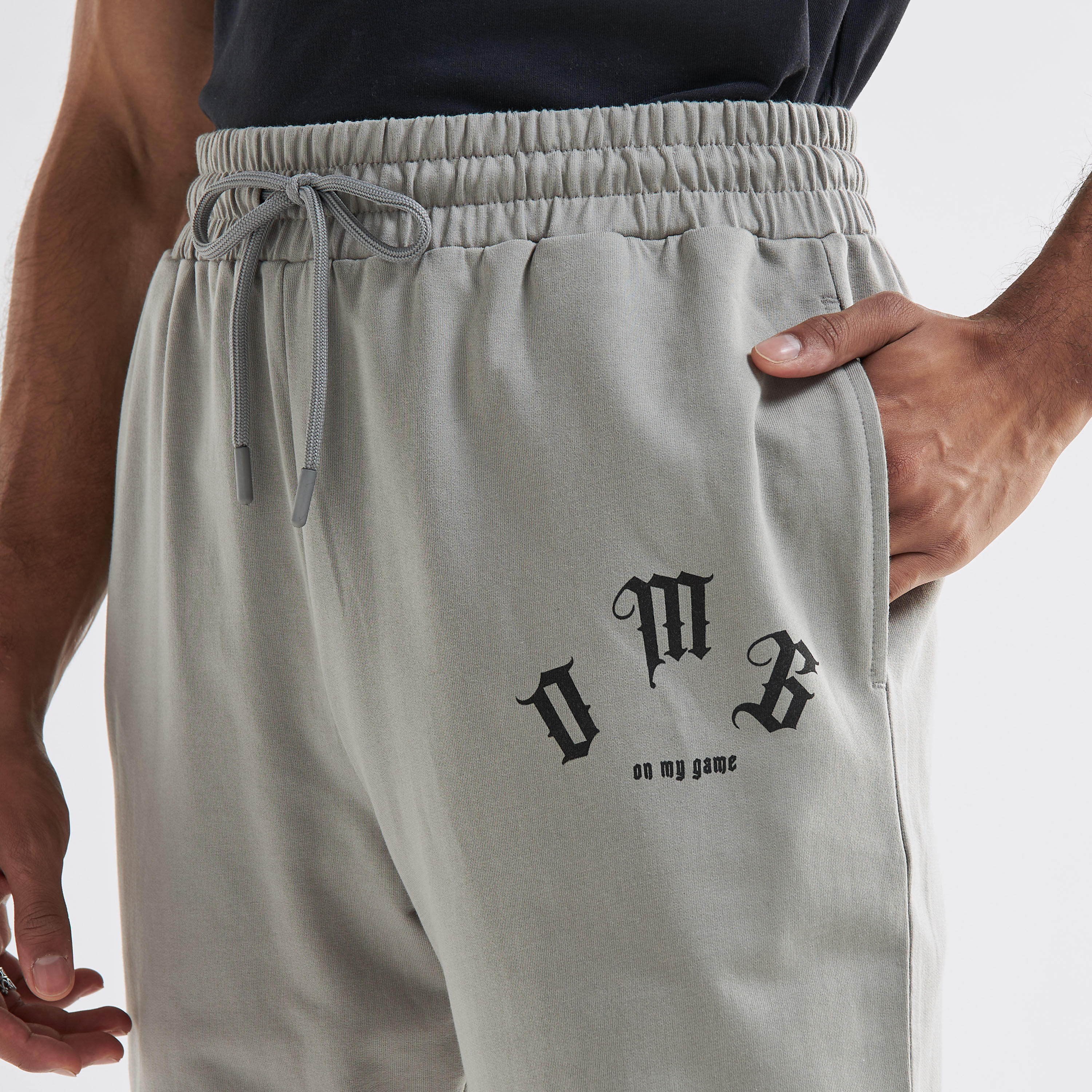بنطلون رياضي بخصر فليكسي وجيوب ورباط إغلاق وطبعات-men-clothing-bottoms-joggers-image-4