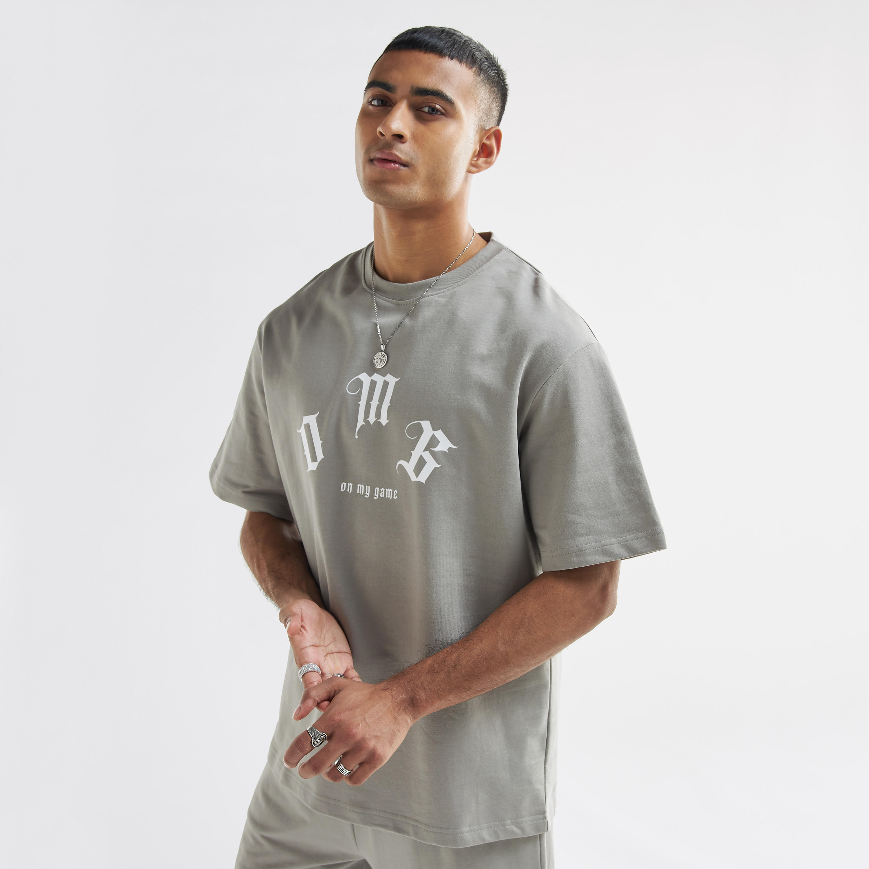 تيشيرت بياقة ضيّقة وأكمام قصيرة وطبعات تايبوجرافيك-men-clothing-tshirtsandpolos-tshirts-image-1