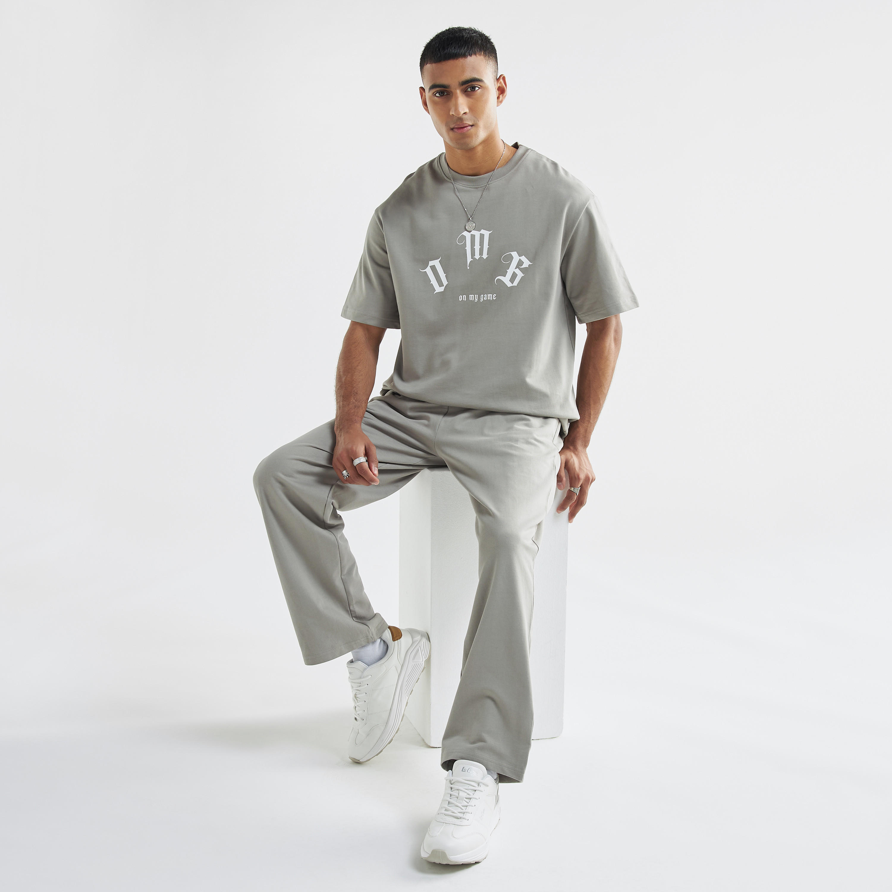 تيشيرت بياقة ضيّقة وأكمام قصيرة وطبعات تايبوجرافيك-men-clothing-tshirtsandpolos-tshirts-image-2