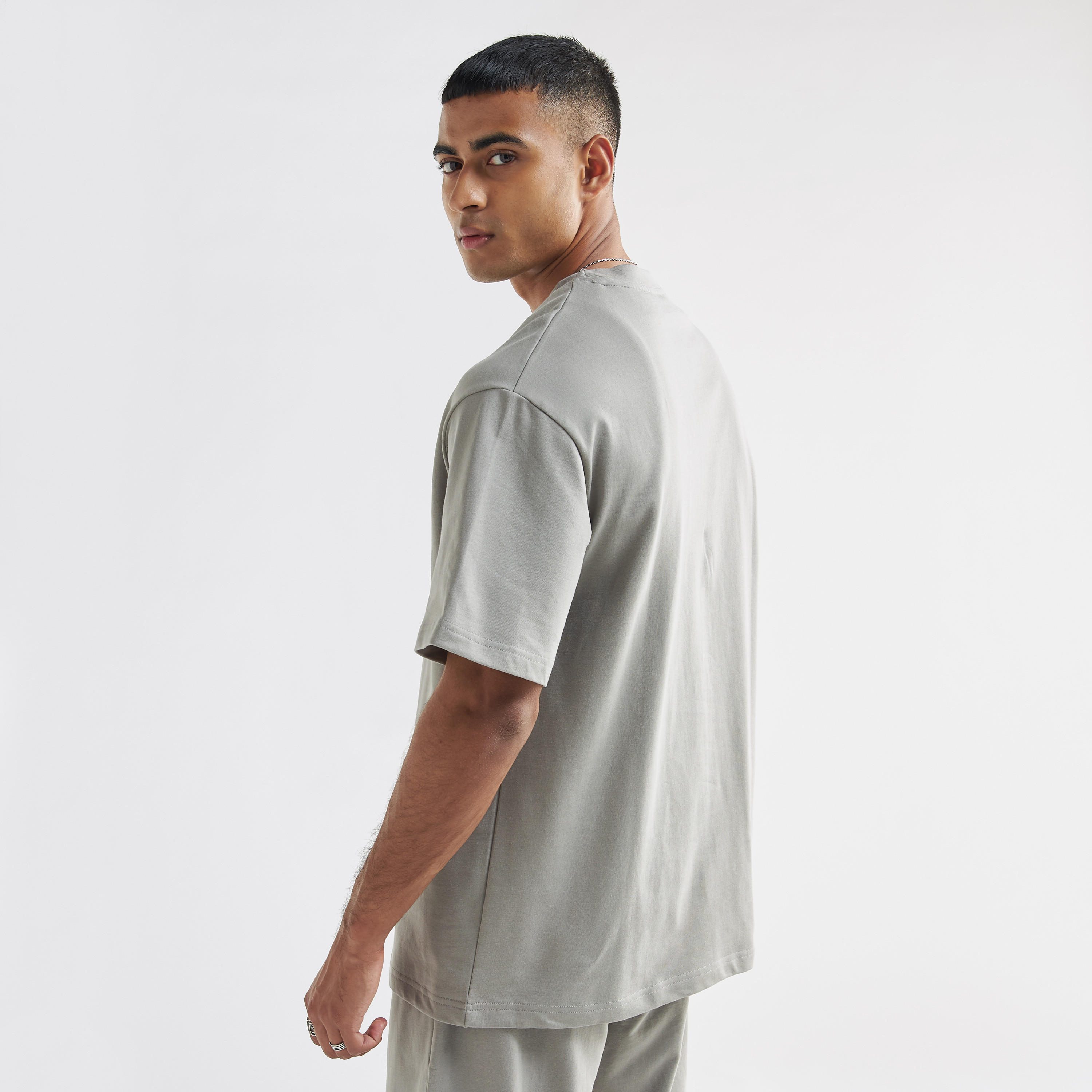 تيشيرت بياقة ضيّقة وأكمام قصيرة وطبعات تايبوجرافيك-men-clothing-tshirtsandpolos-tshirts-image-3