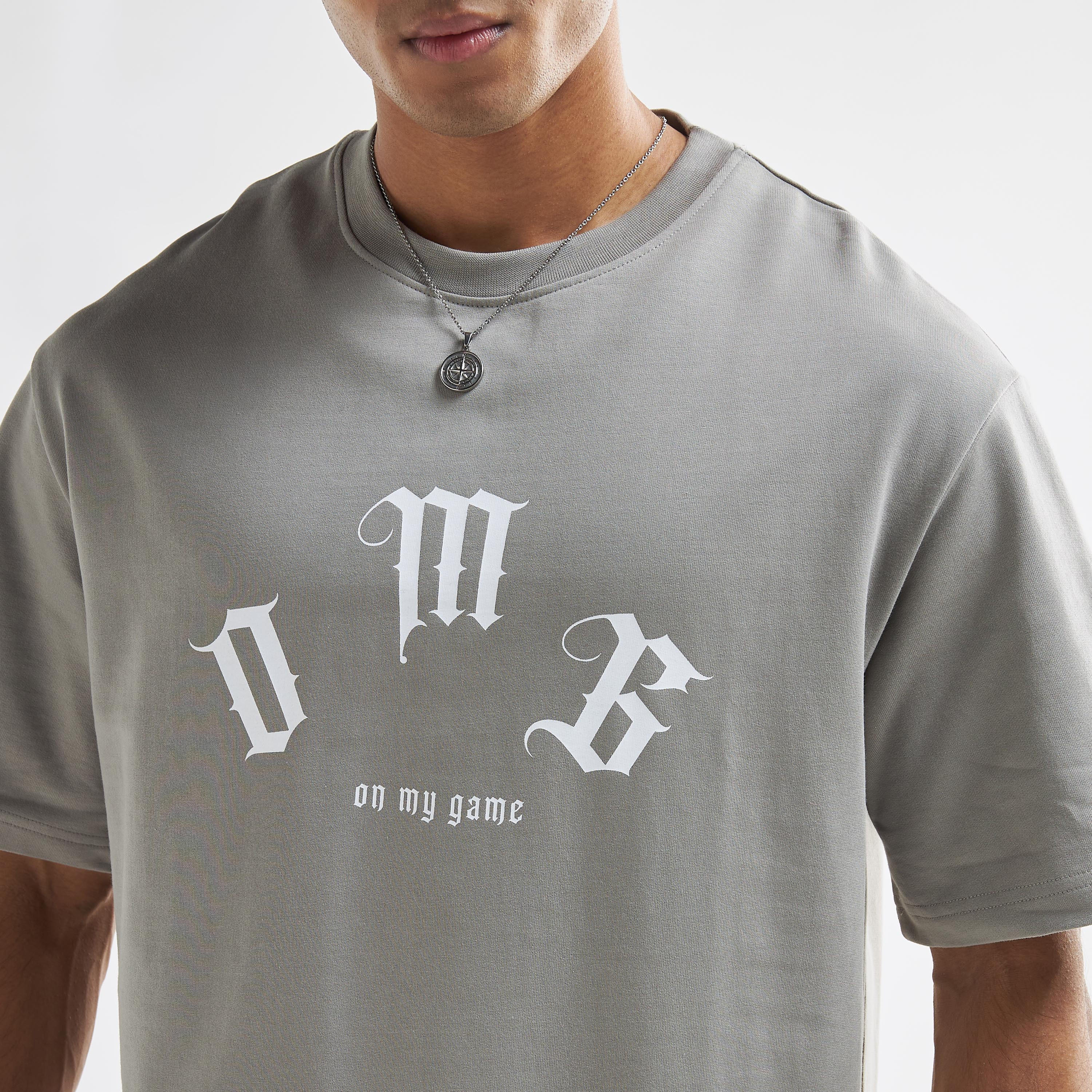 تيشيرت بياقة ضيّقة وأكمام قصيرة وطبعات تايبوجرافيك-men-clothing-tshirtsandpolos-tshirts-image-4