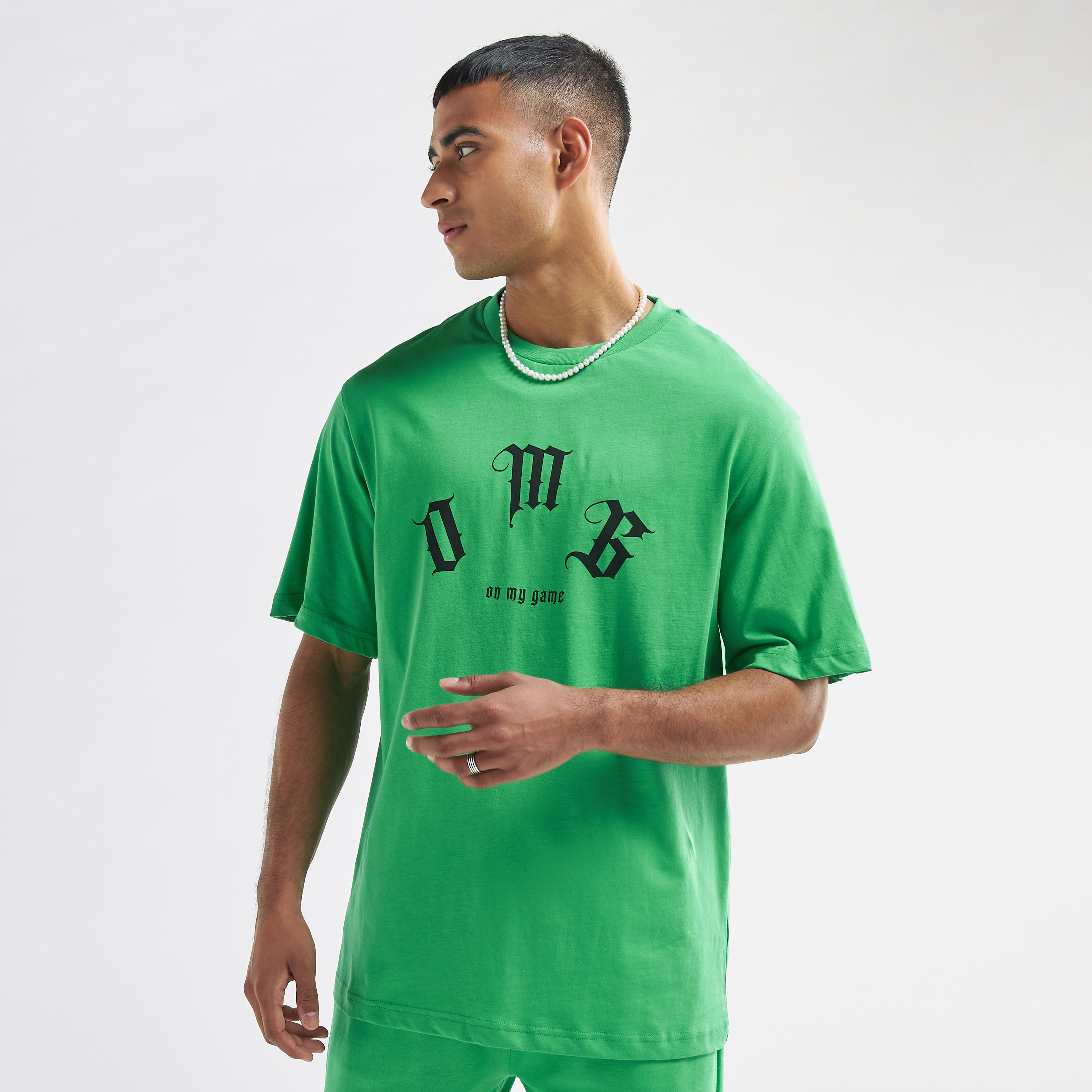 تيشيرت بياقة ضيّقة وأكمام قصيرة وطبعات-men-clothing-tshirtsandpolos-tshirts-image-1