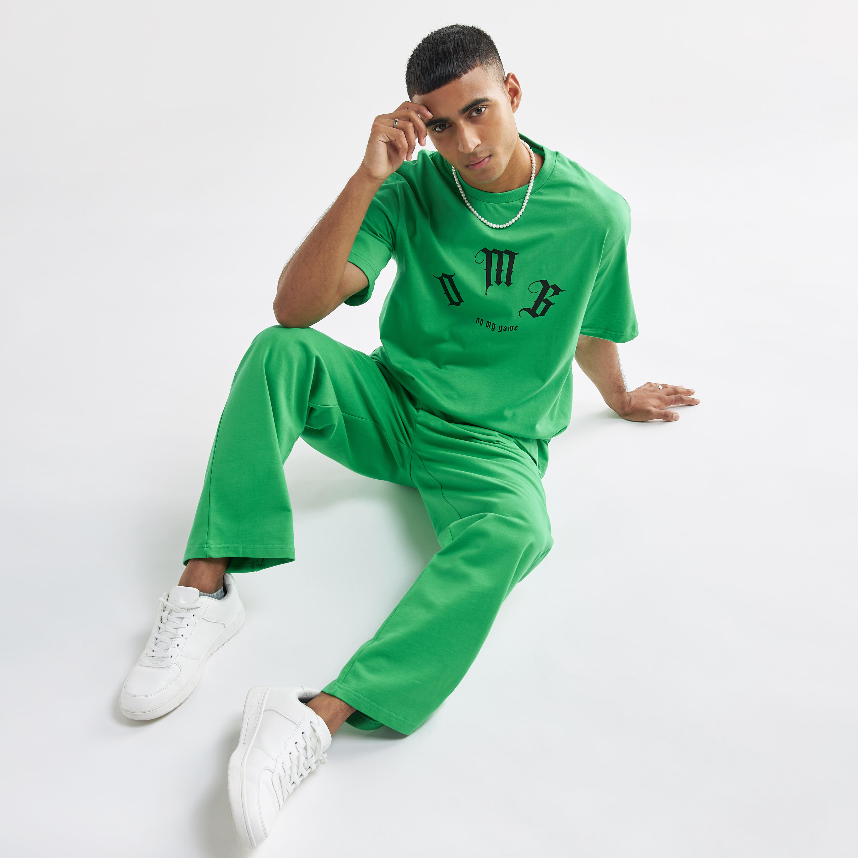 تيشيرت بياقة ضيّقة وأكمام قصيرة وطبعات-men-clothing-tshirtsandpolos-tshirts-image-2