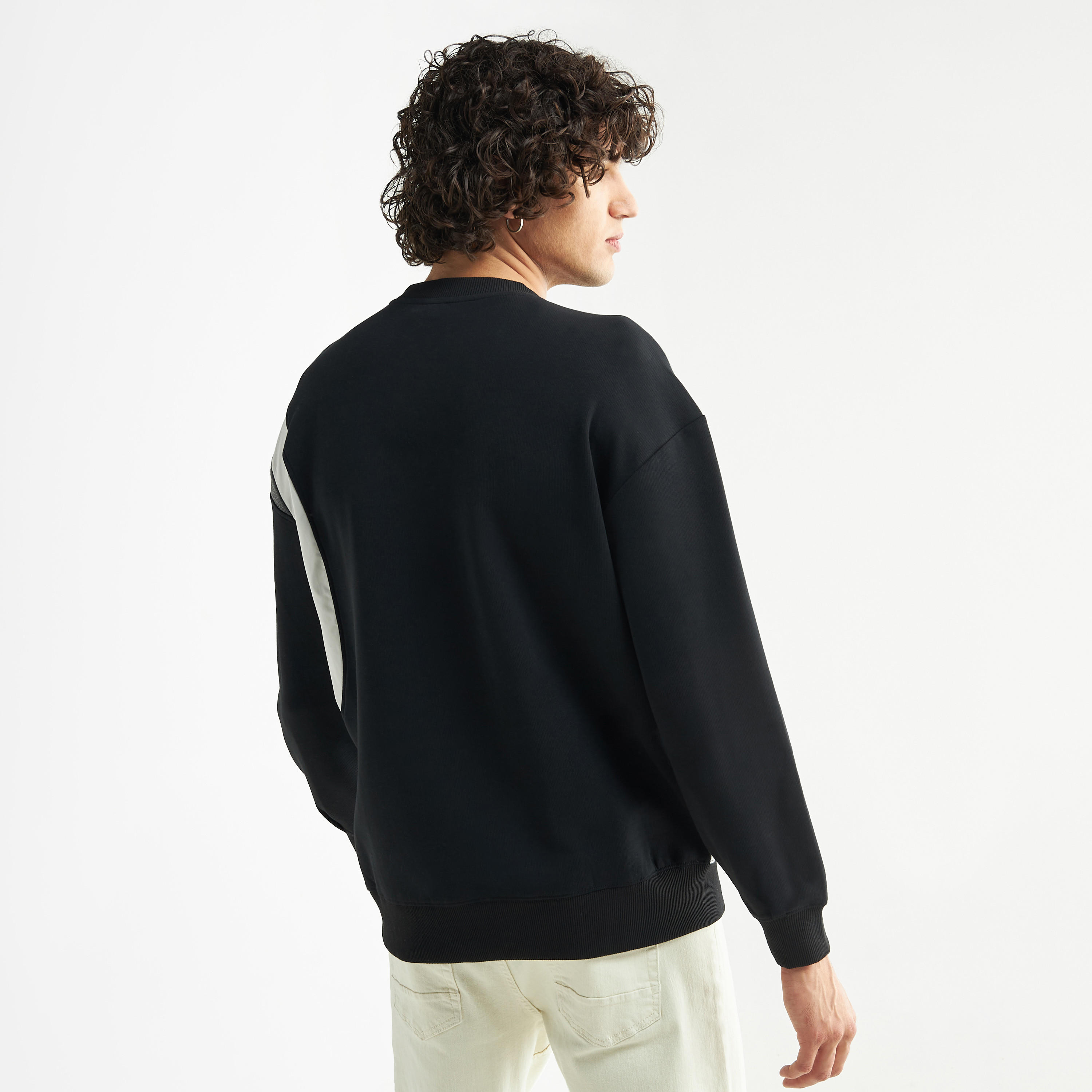 سويت شيرت بجيب وأكمام طويلة-men-winterwear-hoodiesandsweatshirts-image-3